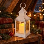 Lanterne blanche vieillie avec bougie LED allumée sur une étagère en bois près de livres anciens