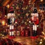 Soldats casse-noisettes cornemuse et fusil en bois peint de chaque côté d'un sapin de Noël