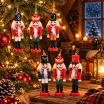 Six mini casse-noisettes en bois suspendus au sapin et alignés sur une table en bois