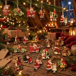 Mini figurines de Père Noël victoriennes en bois suspendues au sapin et dispersées sur une table