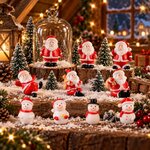 Mini figurines Père Noël et bonshommes de neige en résine dans une scène enneigée sous cloche
