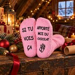 Chaussettes à message pour homme posées sur une malle dans un grenier de Noël