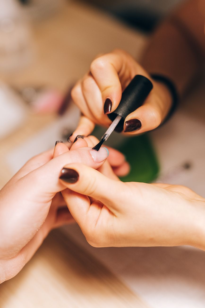 gros plan d une manucure appliquant du vernis a ongles lors d une seance de manucure professionnelle