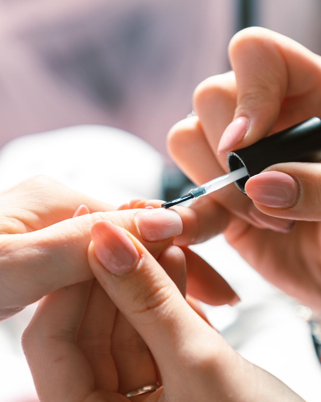 vue detaillee des mains d une femme recevant une manucure dans un salon de manucure mettant en avant la precision