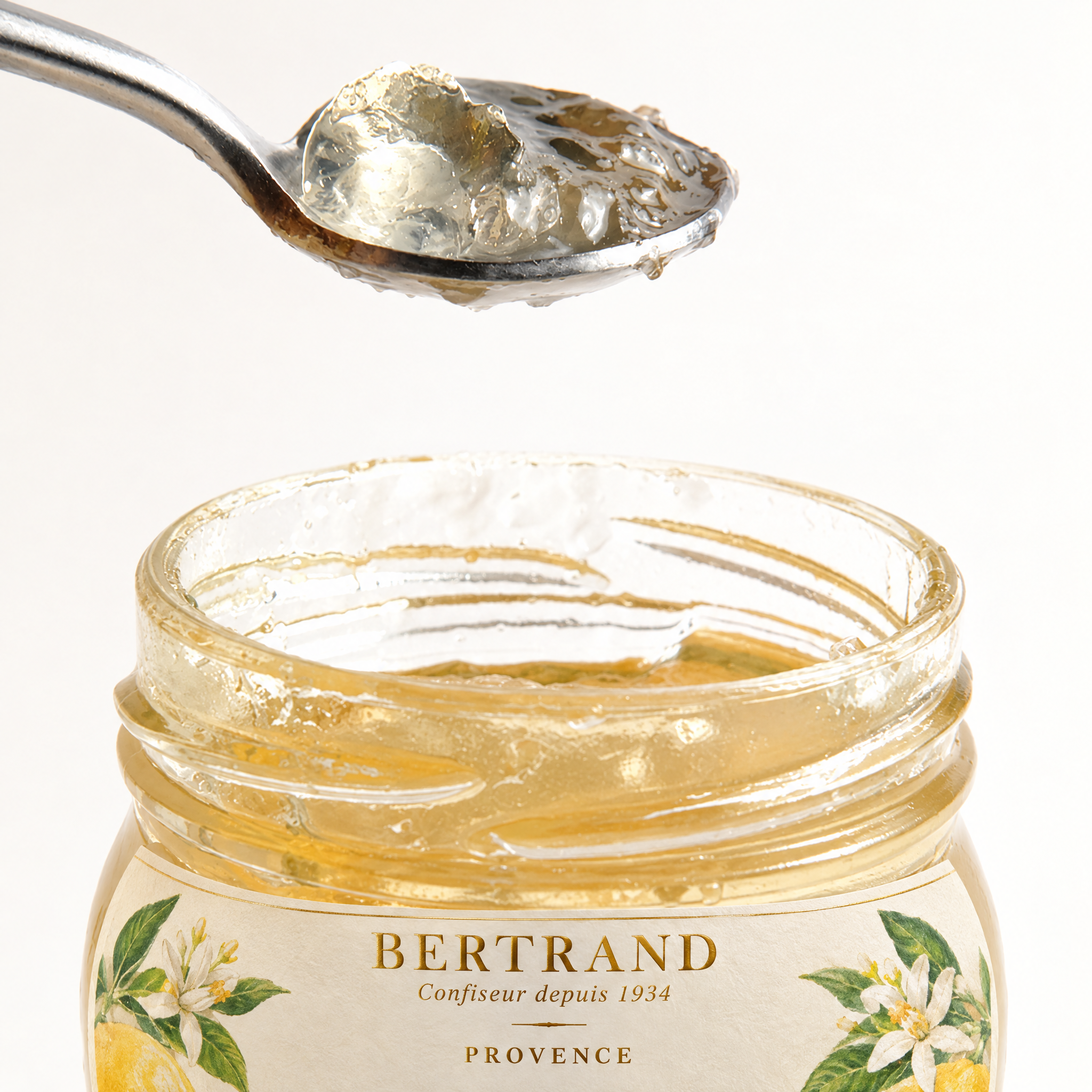 Cuillère de délice de fleurs de jasmin au-dessus du pot Bertrand