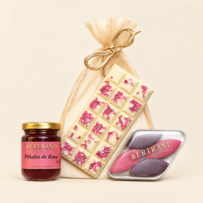 Trilogie de gourmandises à la rose Bertrand : pétales de rose, chocolat blanc et calissons