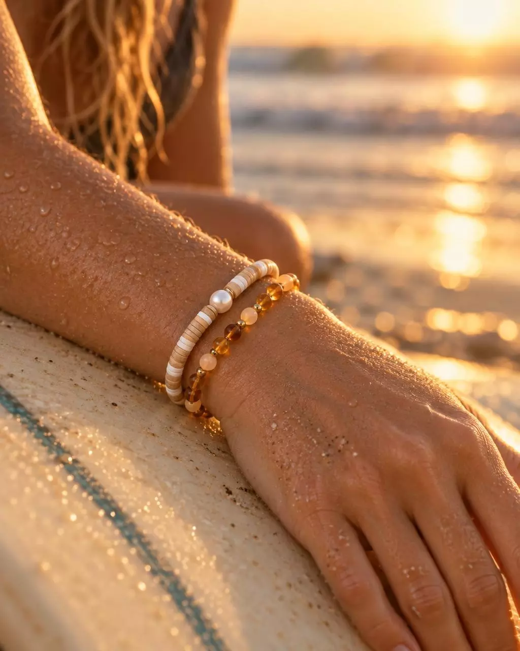 Deux bracelets en perles portés au poignet sur le rail d’une planche de surf