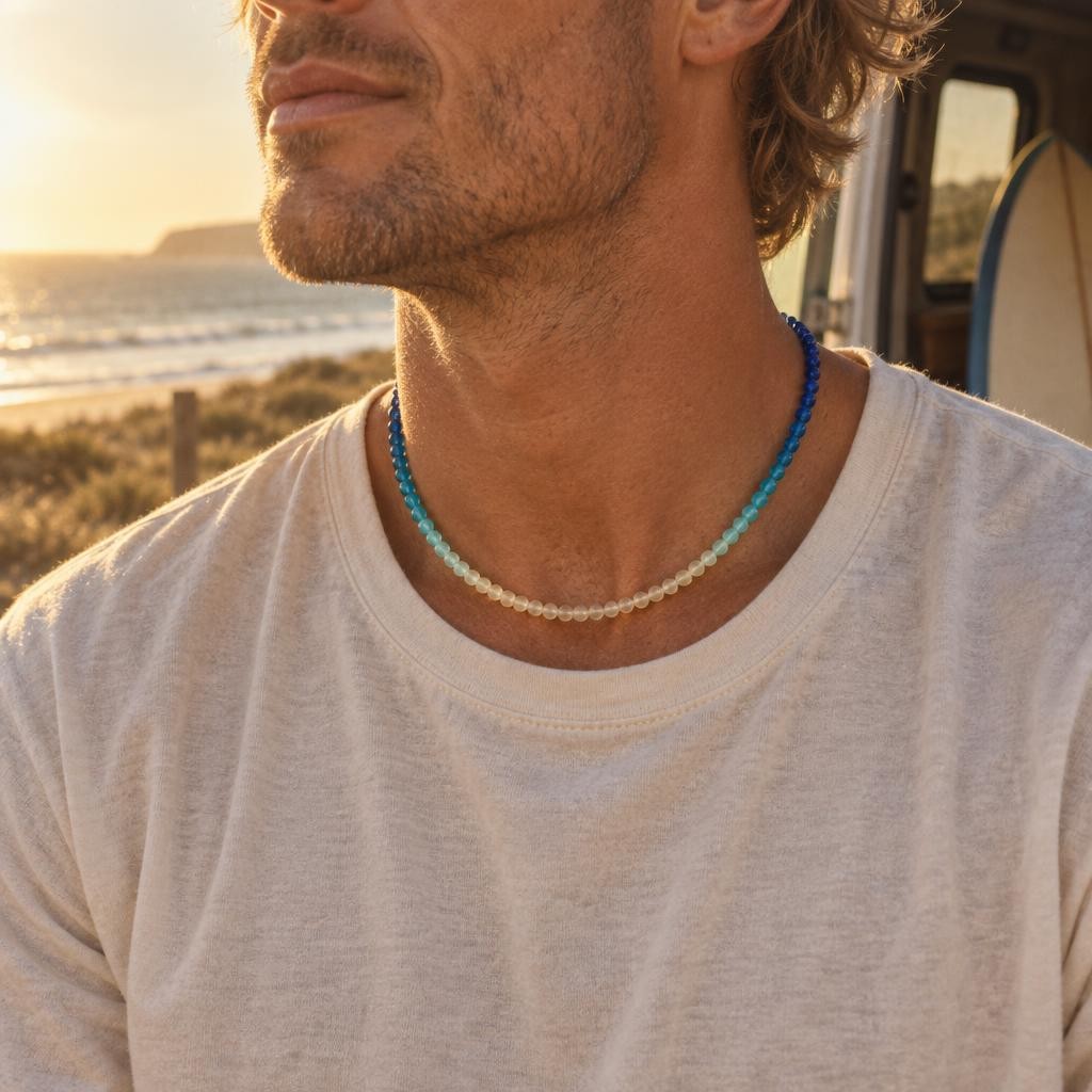 collier-en-perles-de-verre-bleu-ocean-porte-par-un-surfeur-e-2