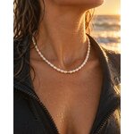 Collier de perles d’eau douce porté sur une peau mouillée, à la sortie de l’eau