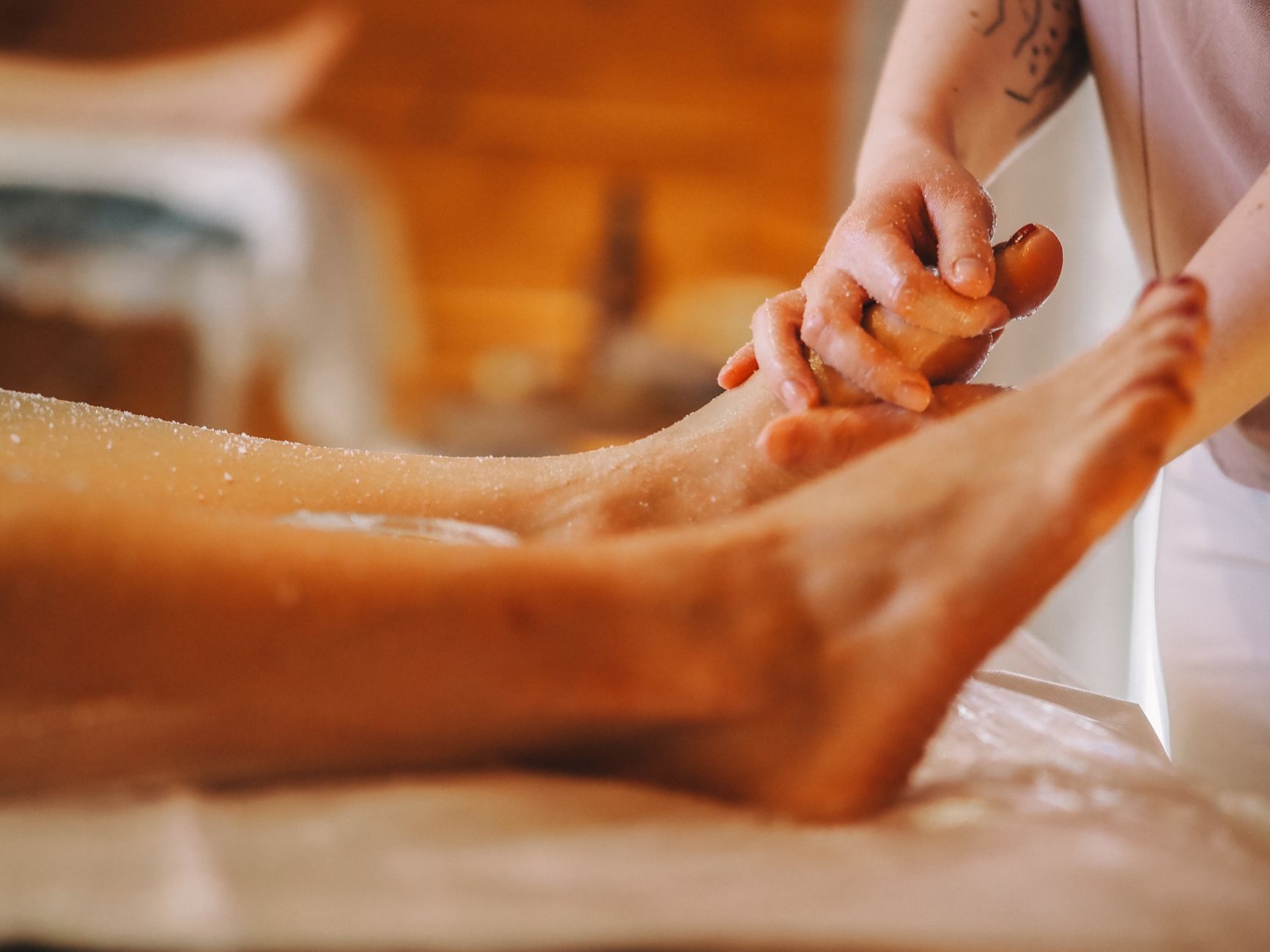 une seance de massage apaisant des pieds dans un spa tranquille favorisant la relaxation et le bien etre