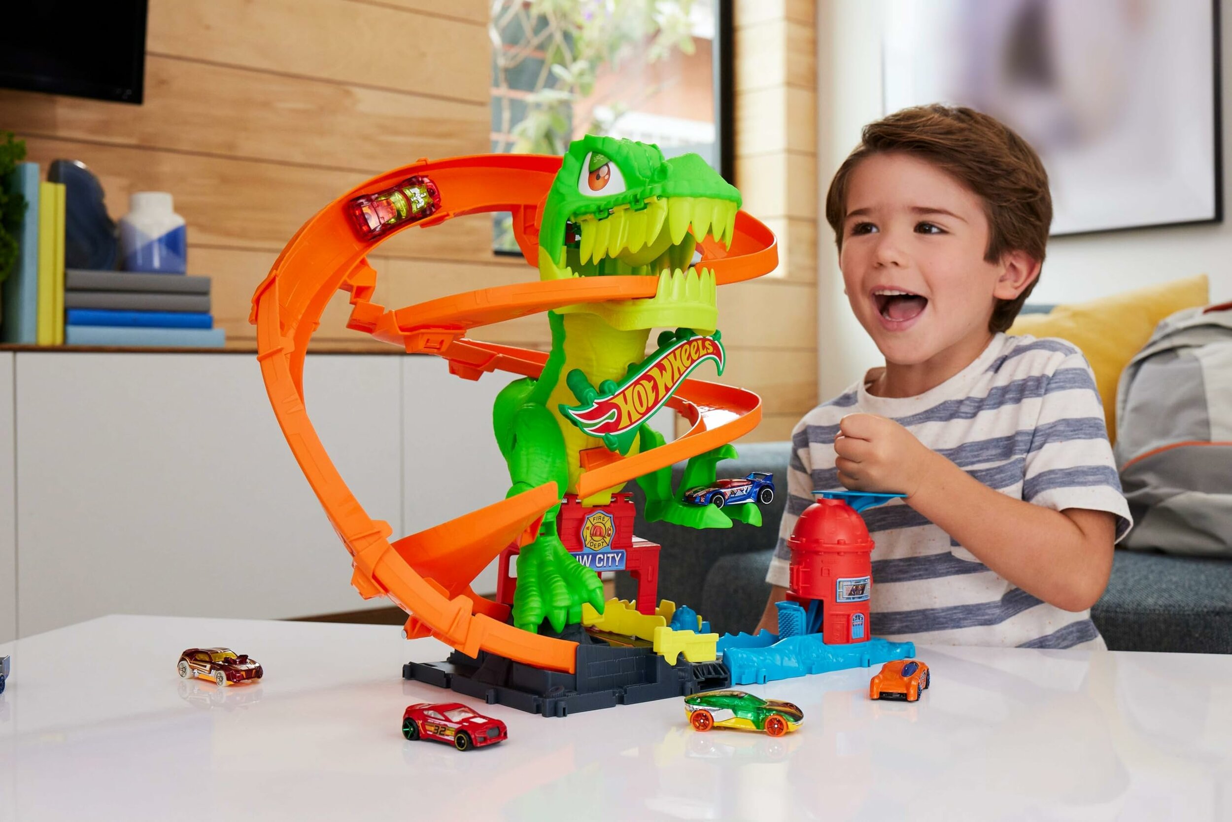 Macchinina Hot Wheels che colpisce il T-Rex, altra vista