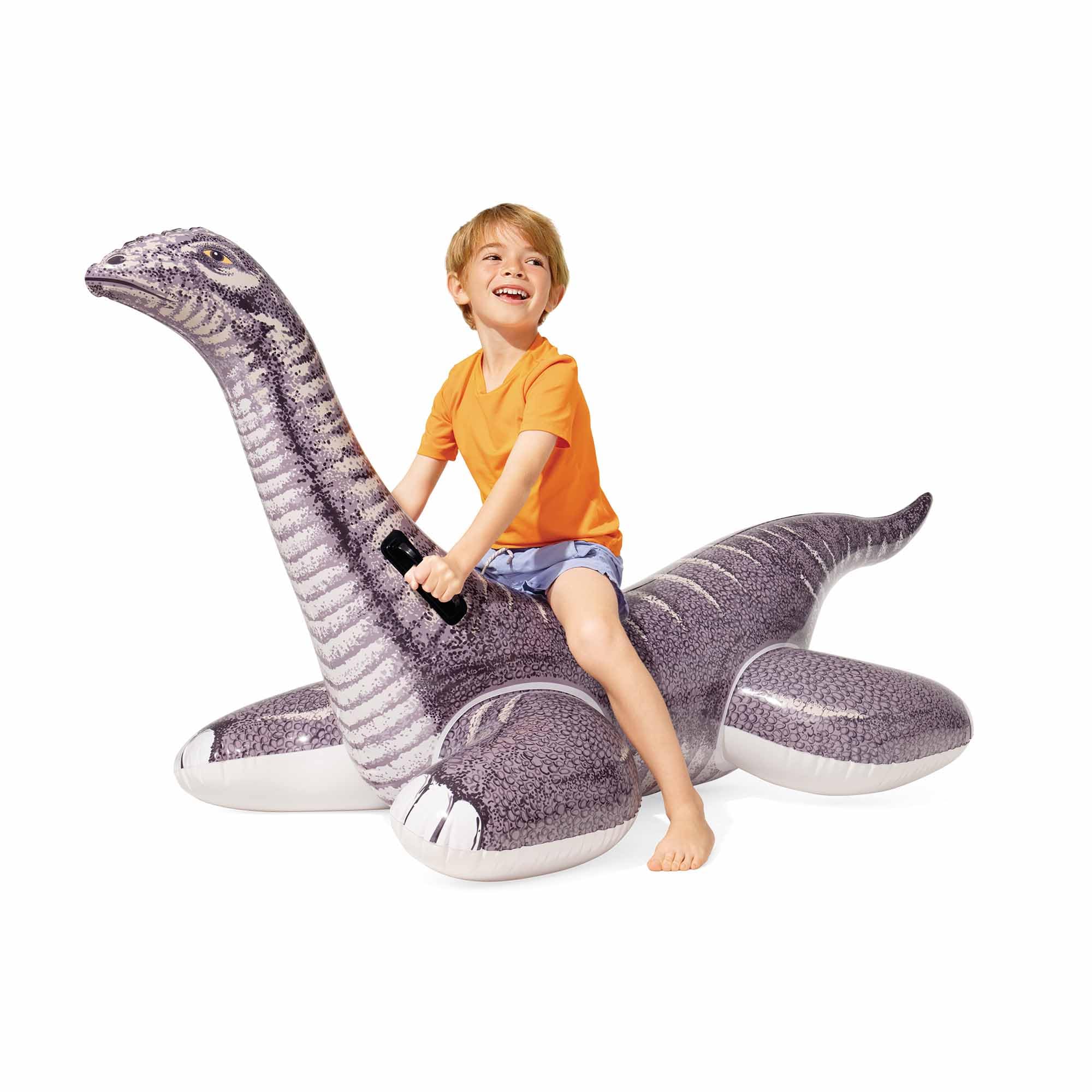 Bambino in groppa al Brontosauro Intex in piscina, altra vista