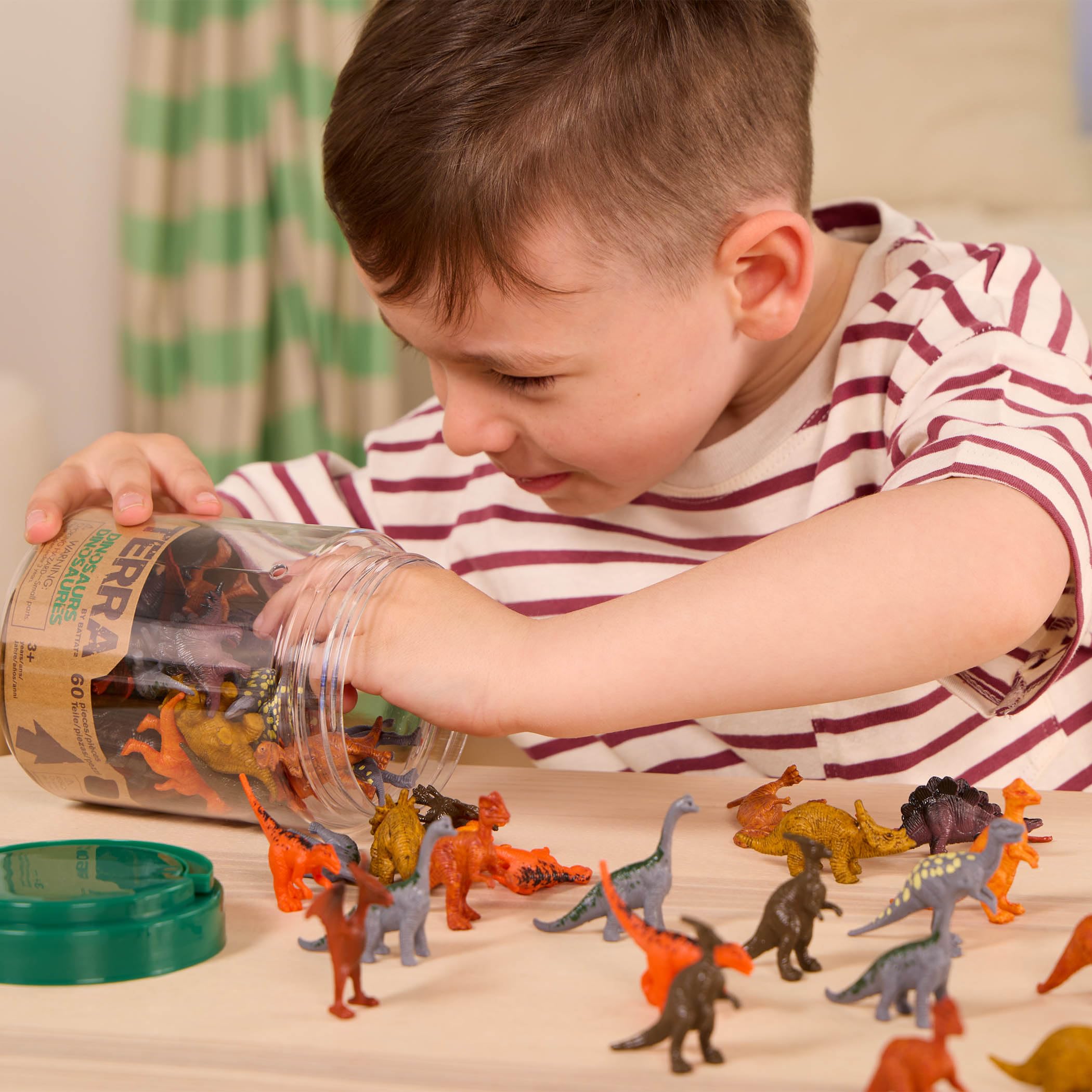 Mini dinosauri Terra by Battat sparsi accanto al tubo, altra vista