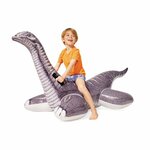 Bambino in groppa al Brontosauro Intex in piscina, altra vista