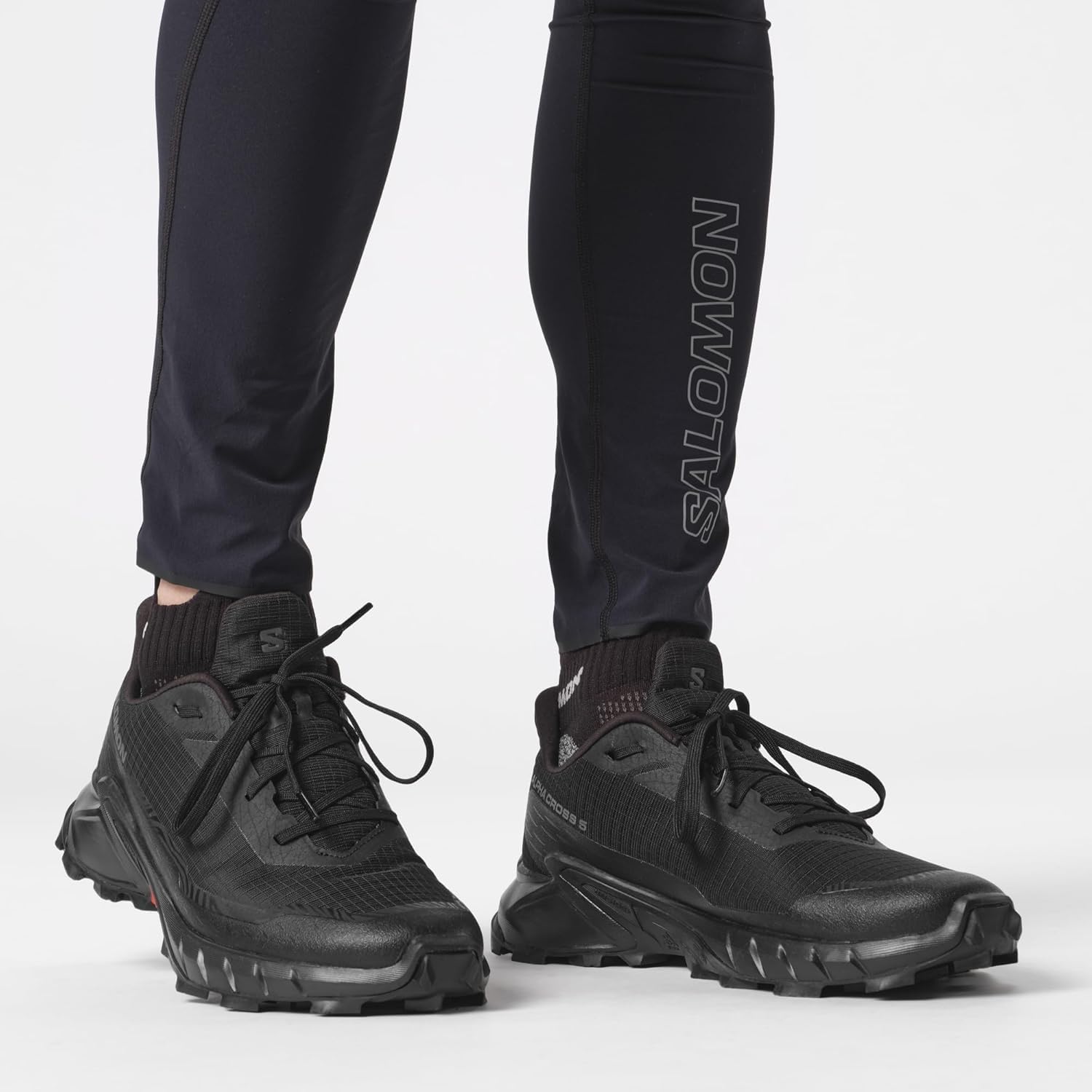 Salomon Alphacross 5 nere indossate con calze nere