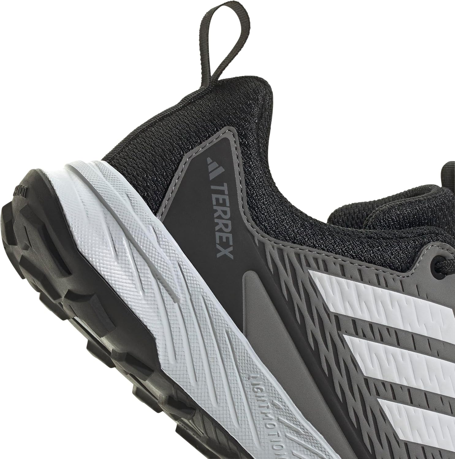 Dettaglio del tallone della adidas Terrex Tracefinder 2 con logo Terrex