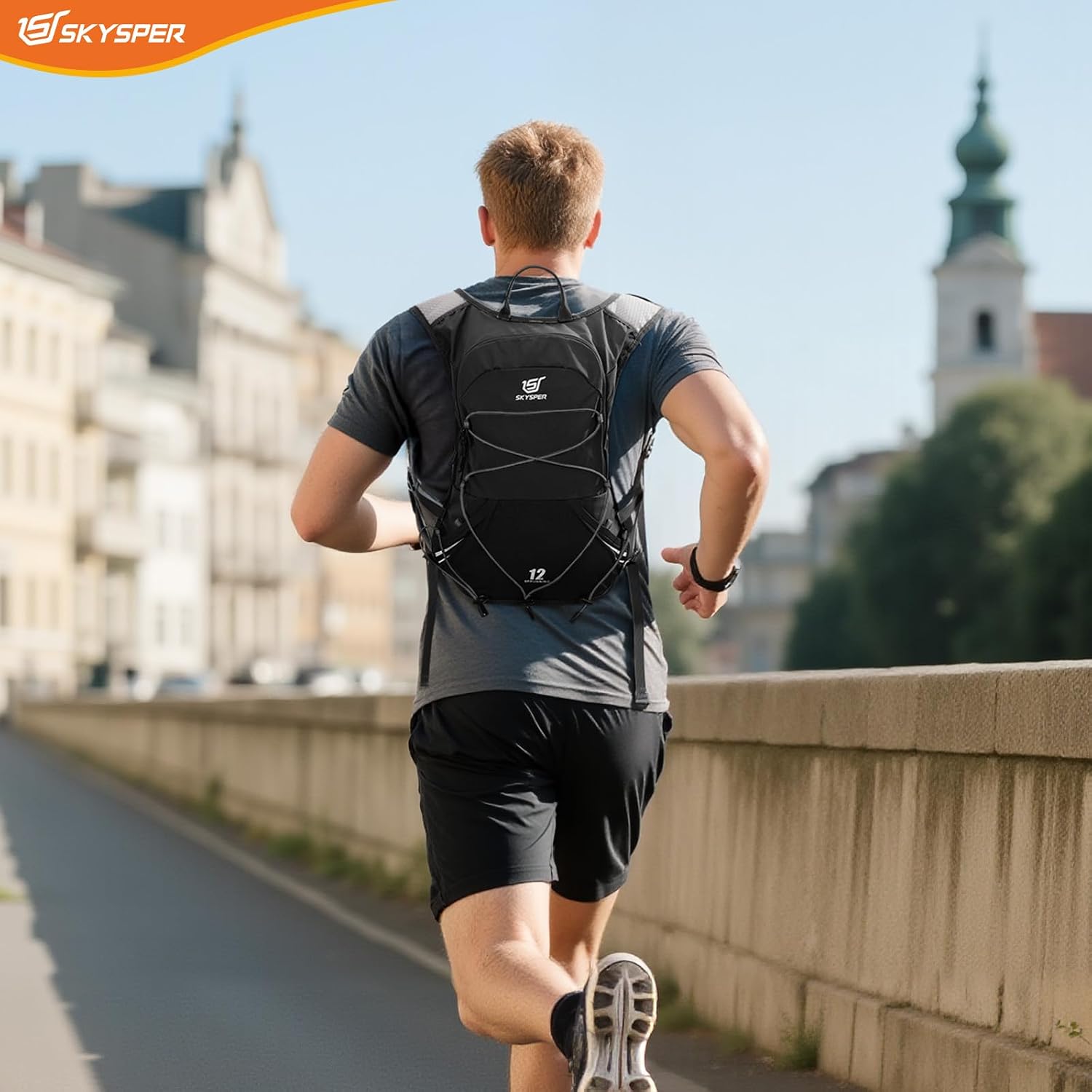 Runner di spalle con gilet SKYSPER nero in città