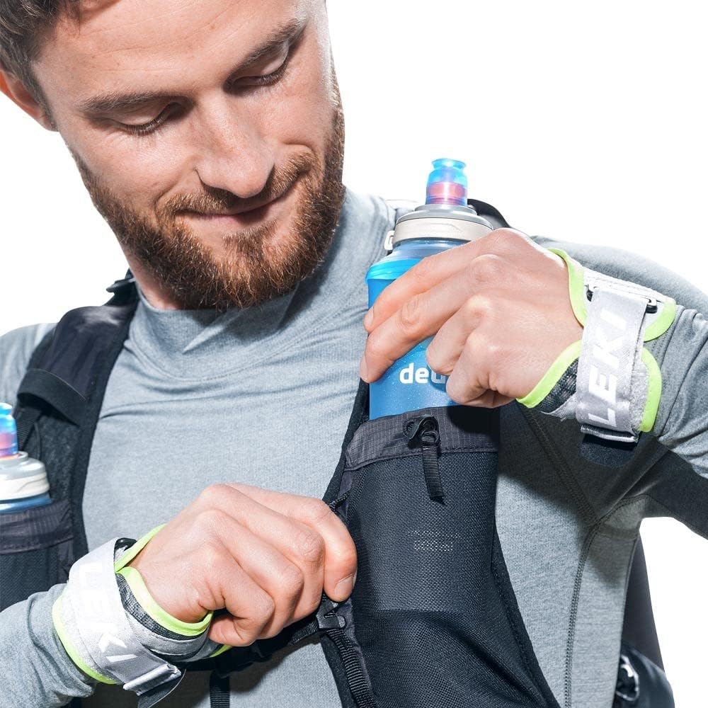 Runner che sistema una borraccia nella tasca dello spallaccio Deuter