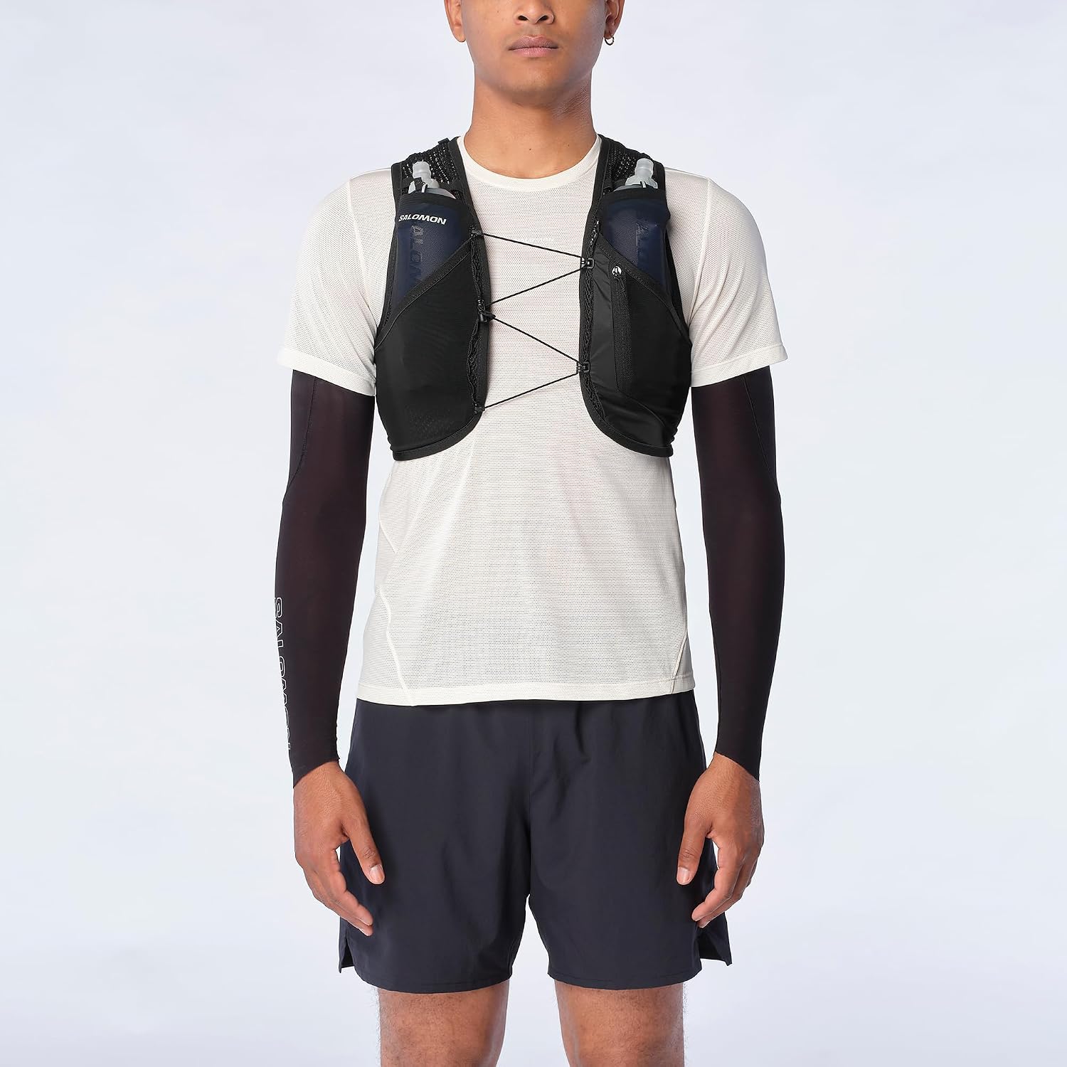 Runner con gilet Salomon Active Skin 8 indossato visto di fronte