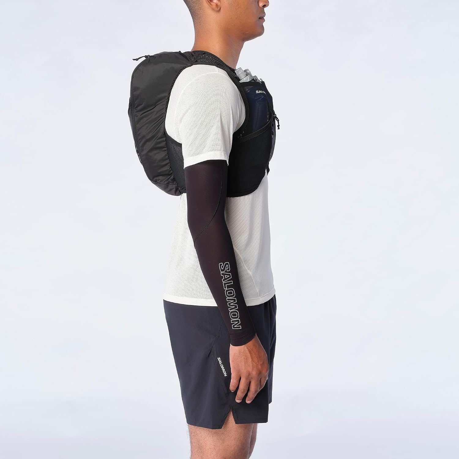 Runner con gilet Salomon Active Skin 8 visto di lato