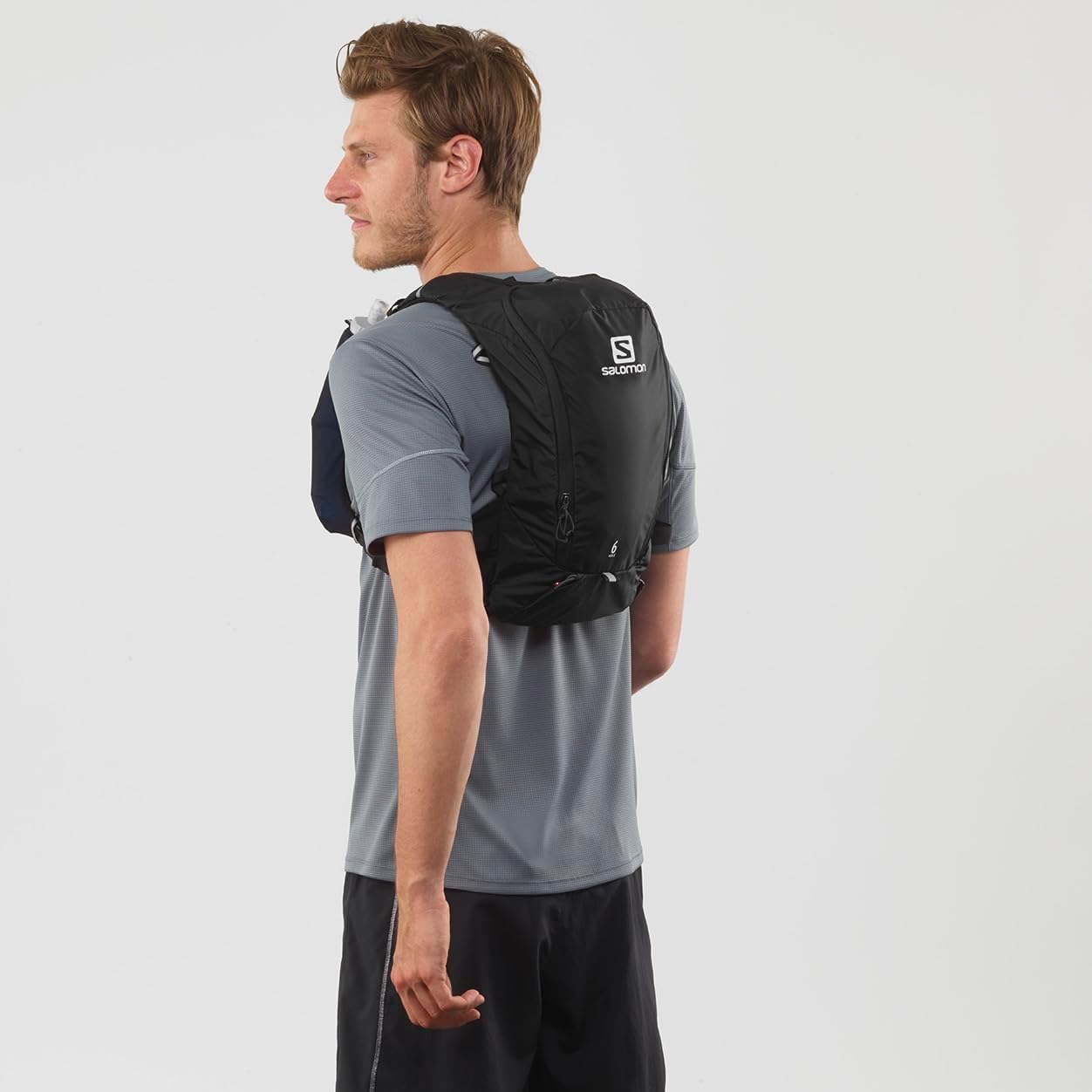 Runner con zaino Salomon Agile 6 visto di lato
