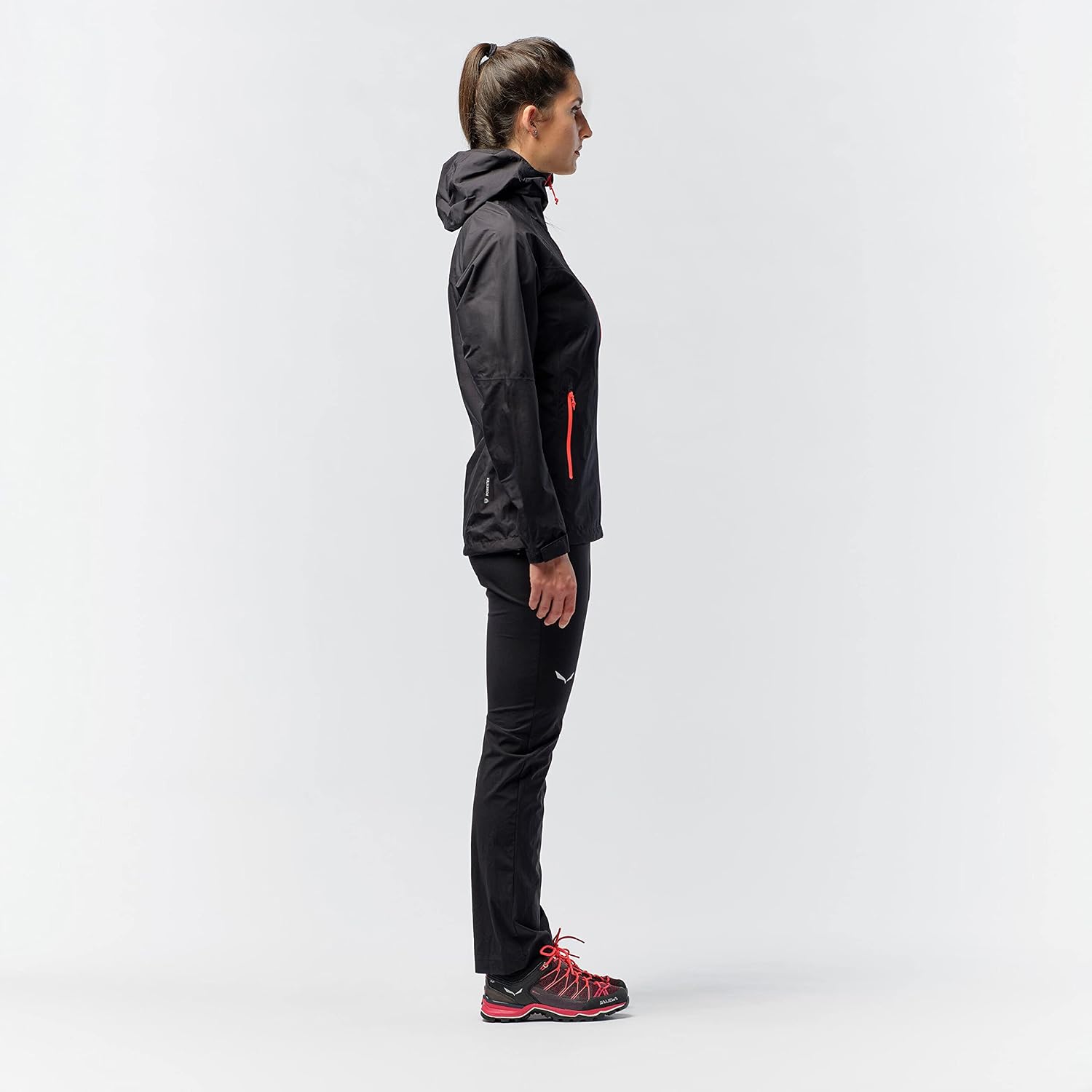 Donna con giacca Salewa Puez Aqua 3 nera vista di lato