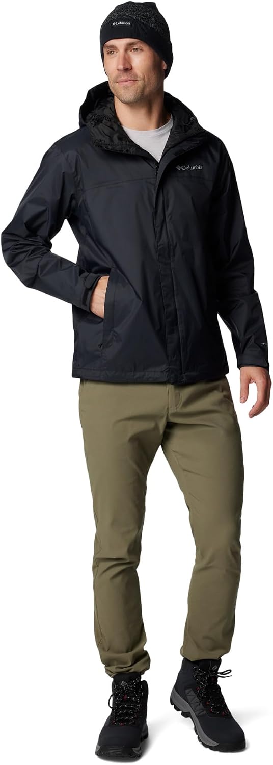Uomo con giacca Columbia Watertight II nera e pantaloni verdi