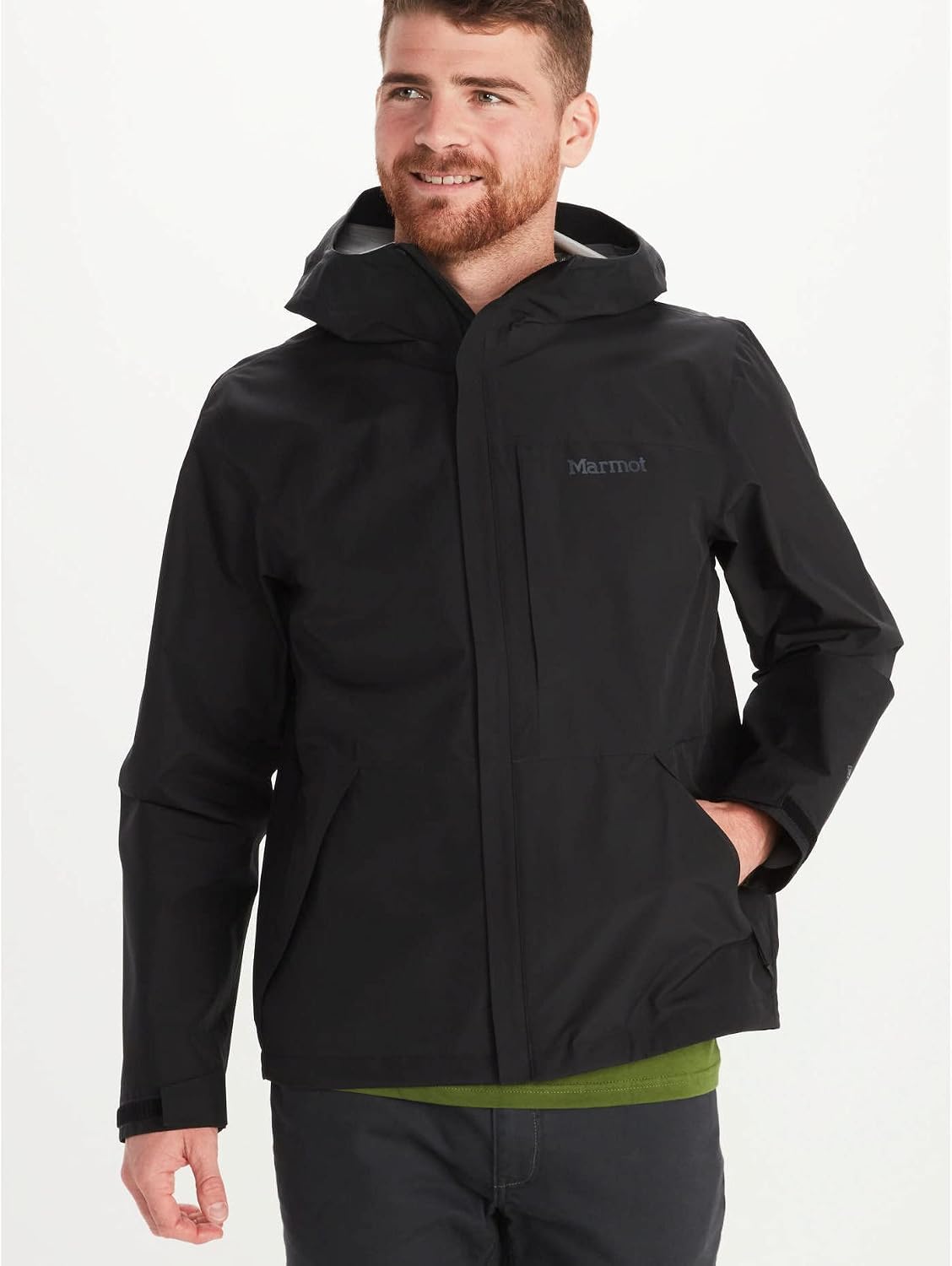 Uomo con giacca Marmot Minimalist nera e mano in tasca