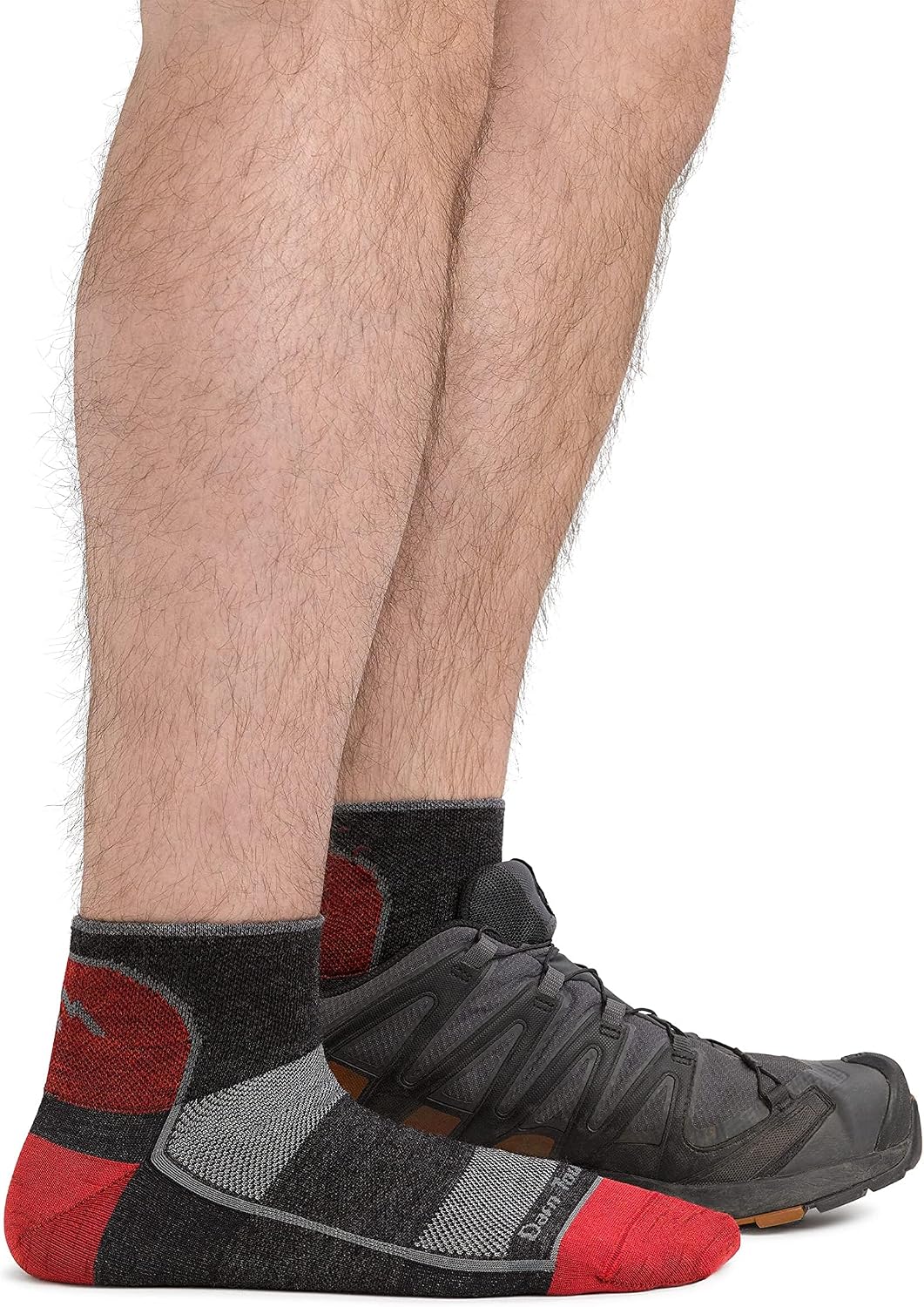 Piedi con calze Darn Tough grigie e scarpe da trail