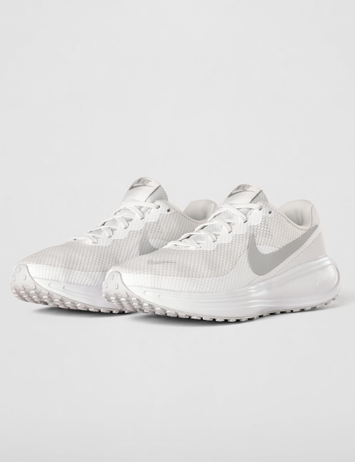 Coppia di Nike Revolution 8 bianche vista di tre quarti
