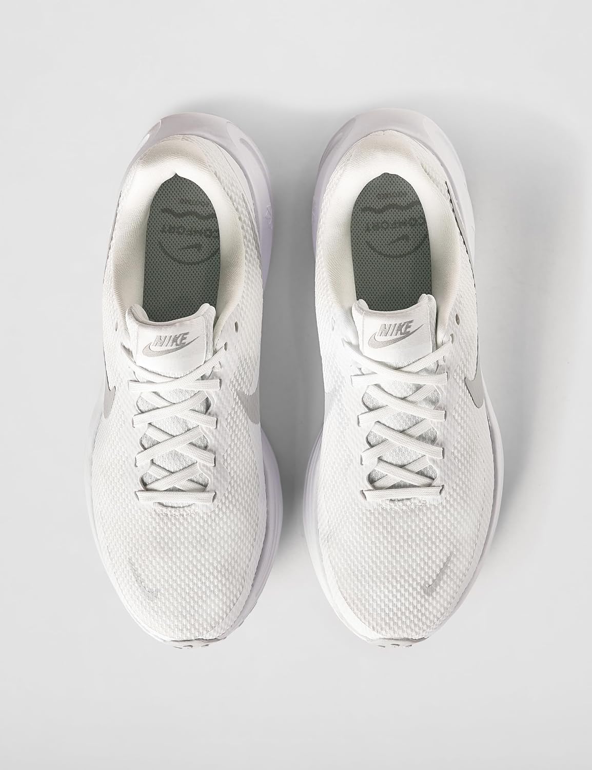 Coppia di Nike Revolution 8 bianche vista dallalto con lacci bianchi