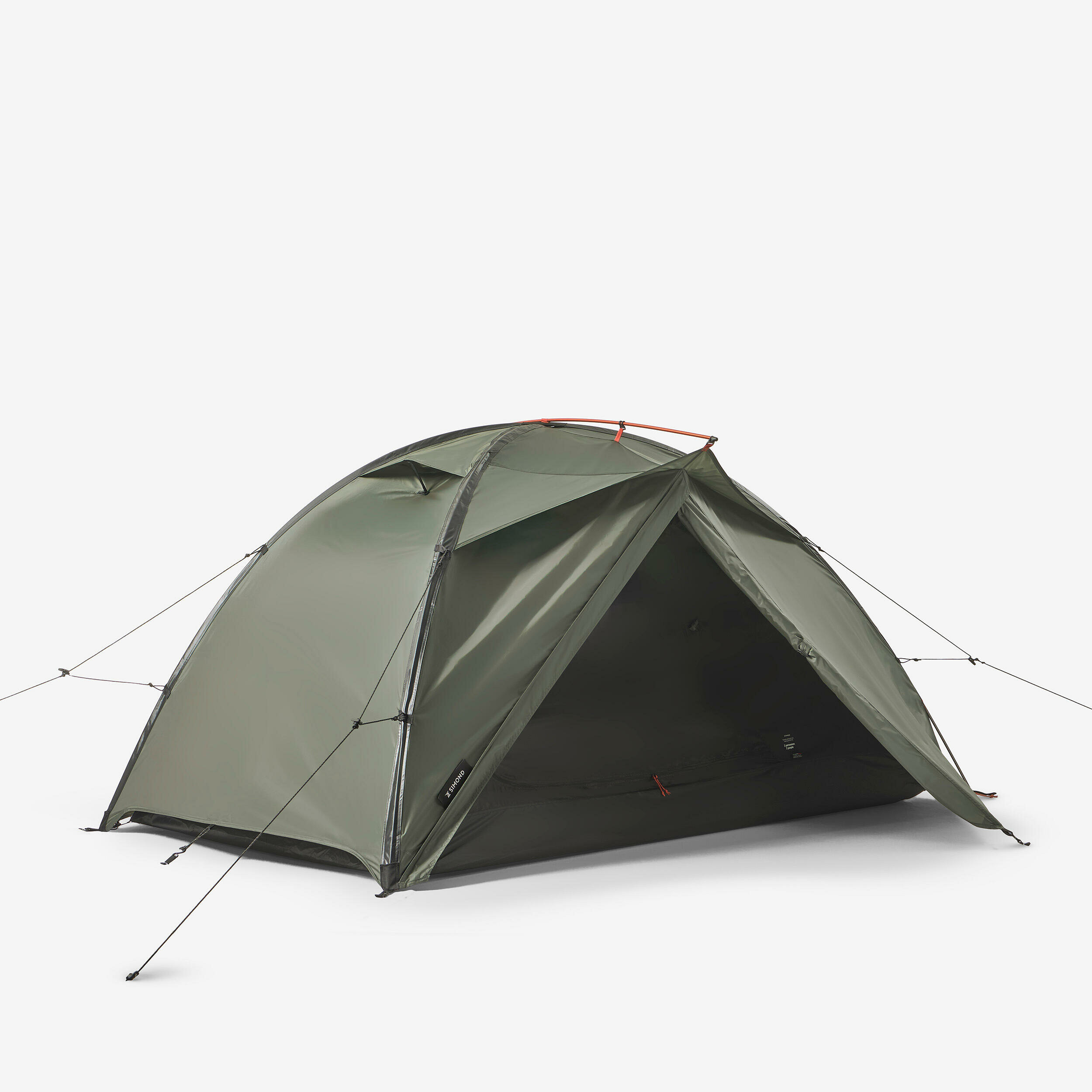 Tenda da trekking Simond MT500 verde kaki montata con i tiranti tesi e una porta aperta