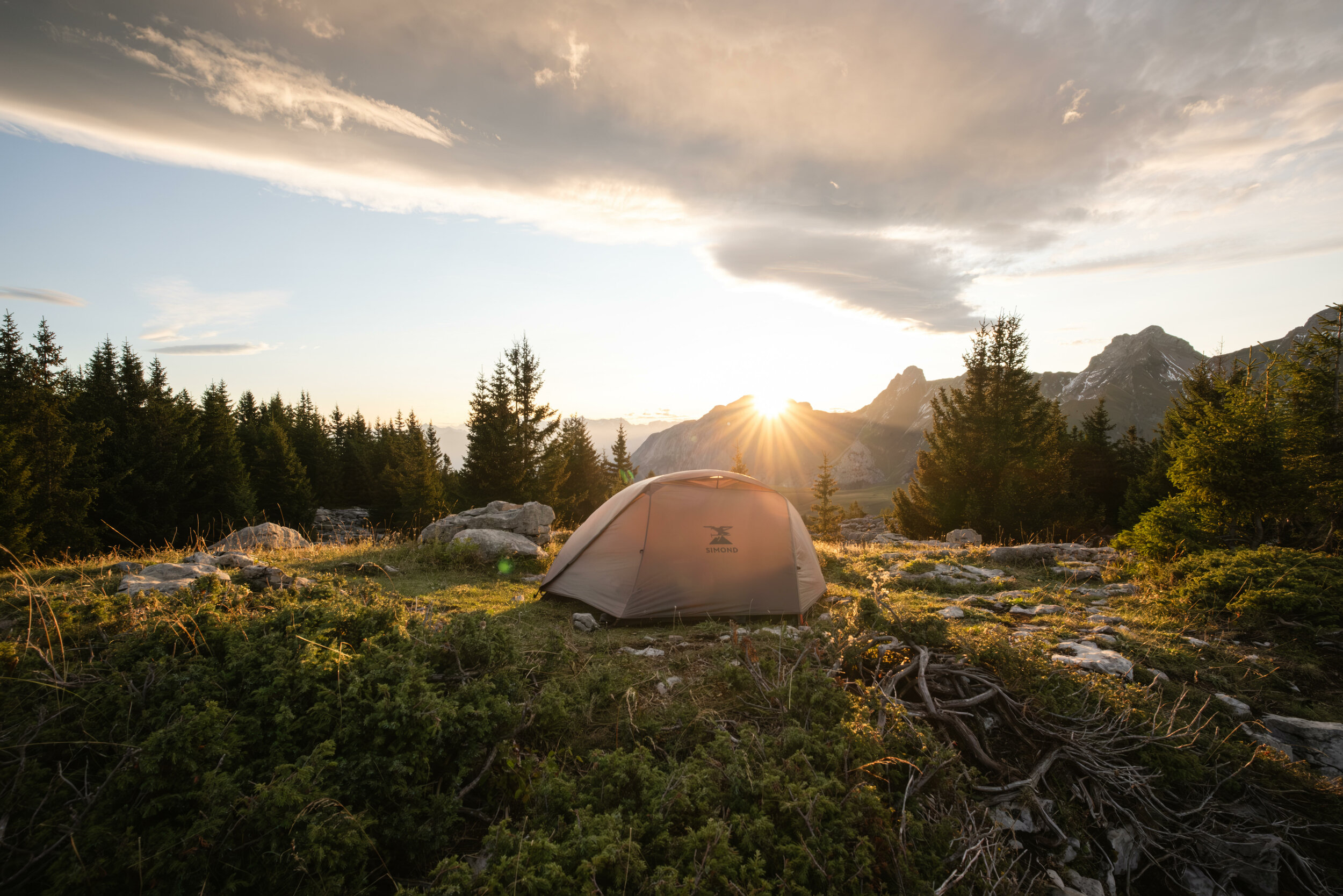 Tenda Simond MT900 montata in un prato al tramonto
