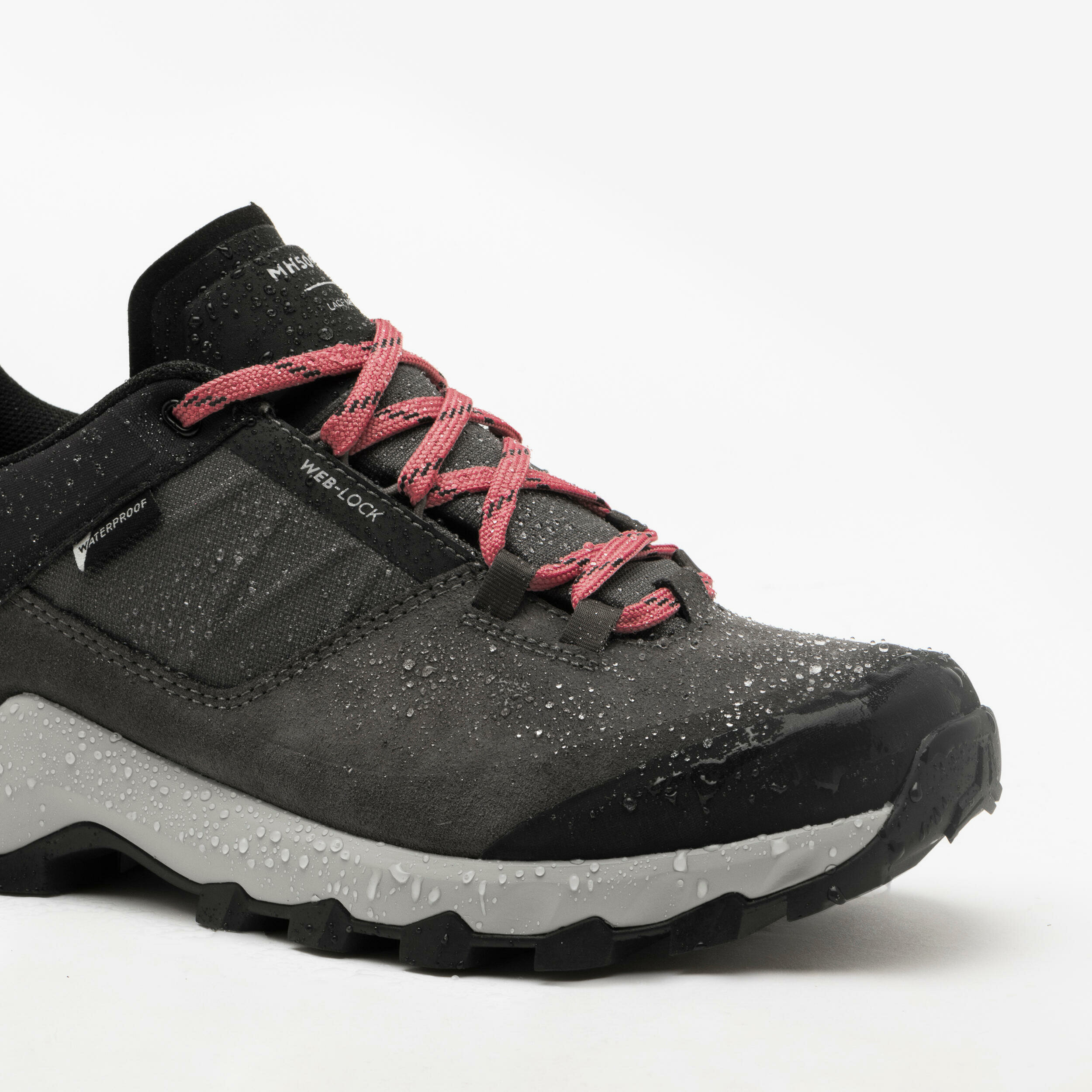 Punta della scarpa Quechua MH500 Low in cuoio con gocce dacqua sulla tomaia