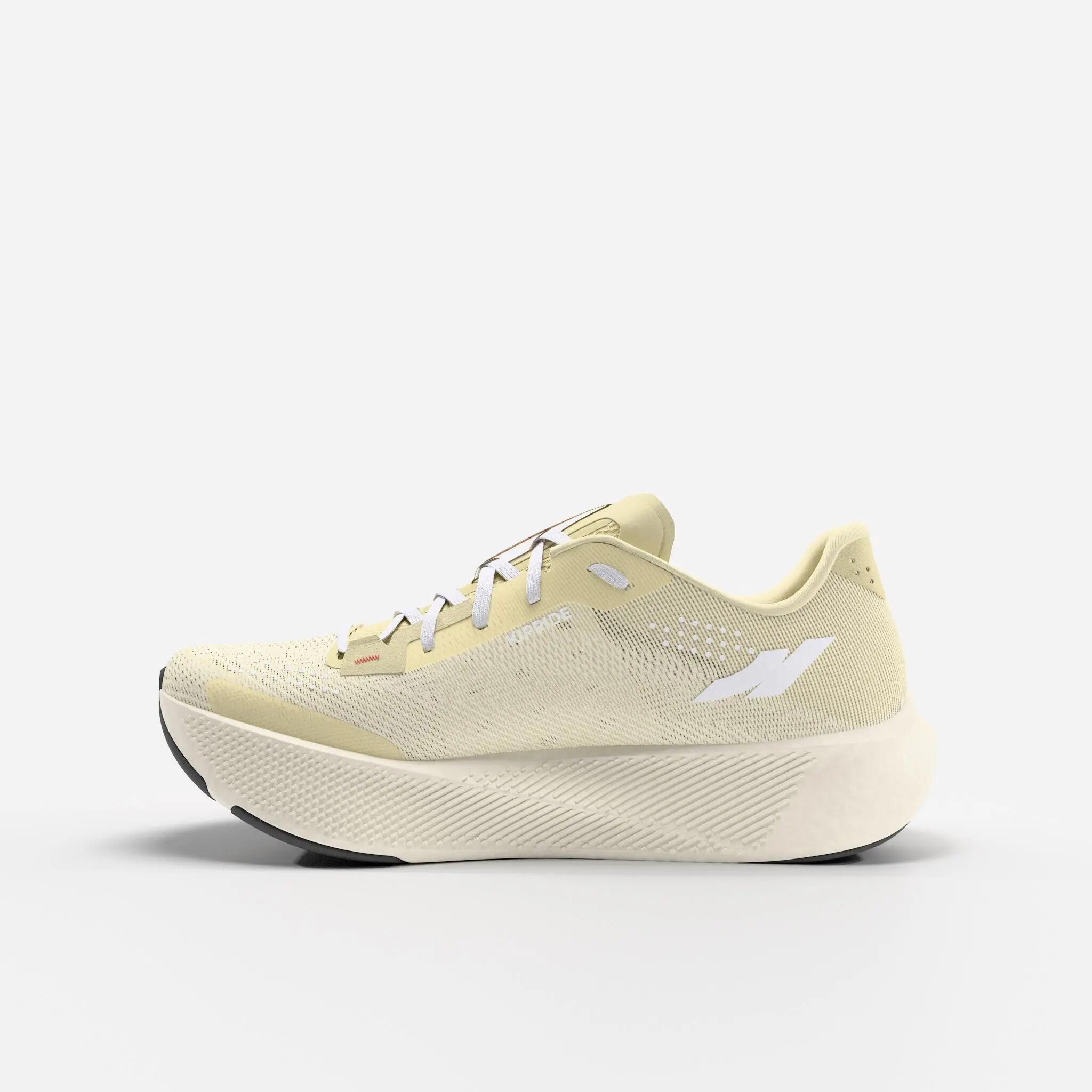 Scarpa Kiprun Kipride giallo chiaro vista dal lato interno con lintersuola alta