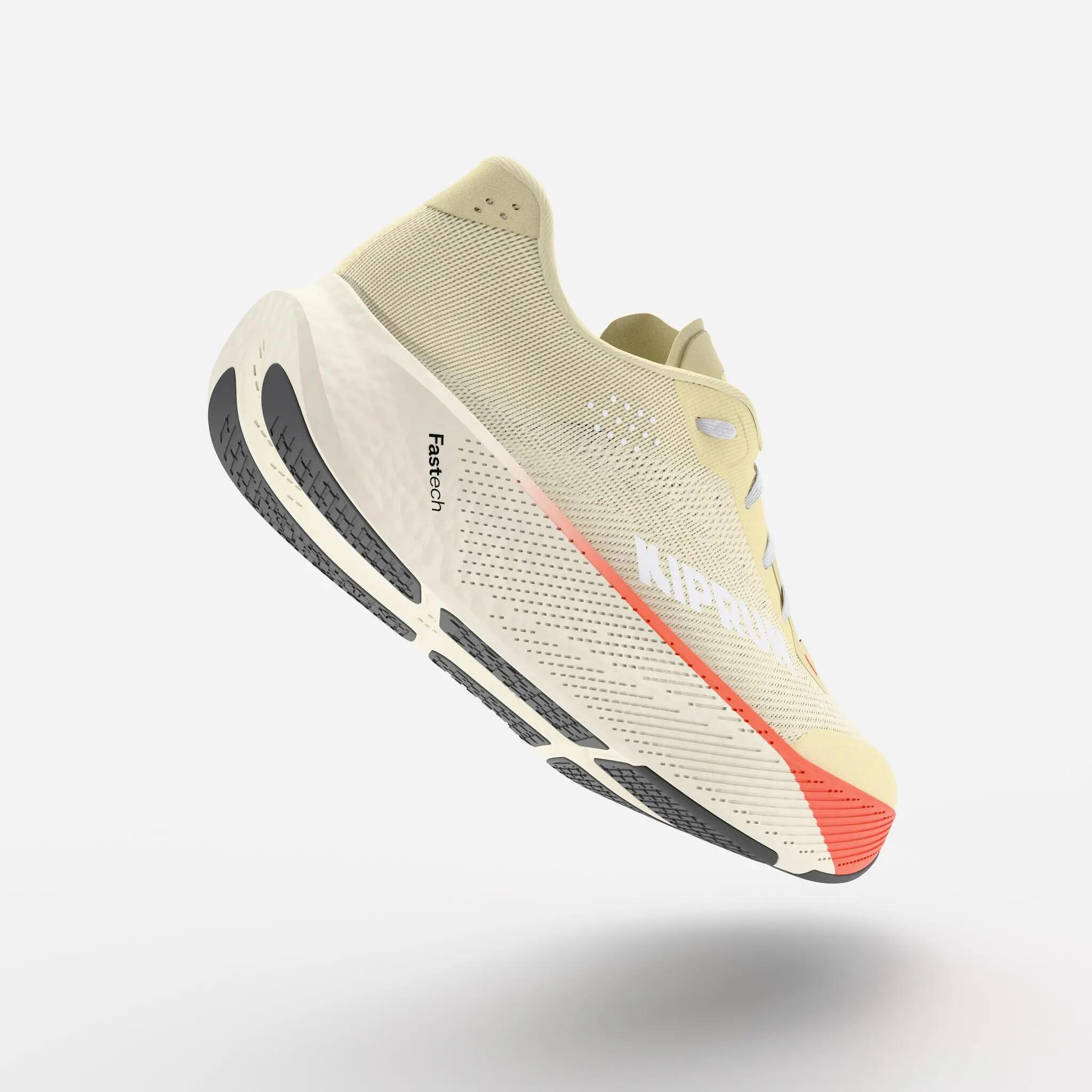 Kiprun Kipride sospesa in aria vista dal tallone con la scritta Fastech sullintersuola