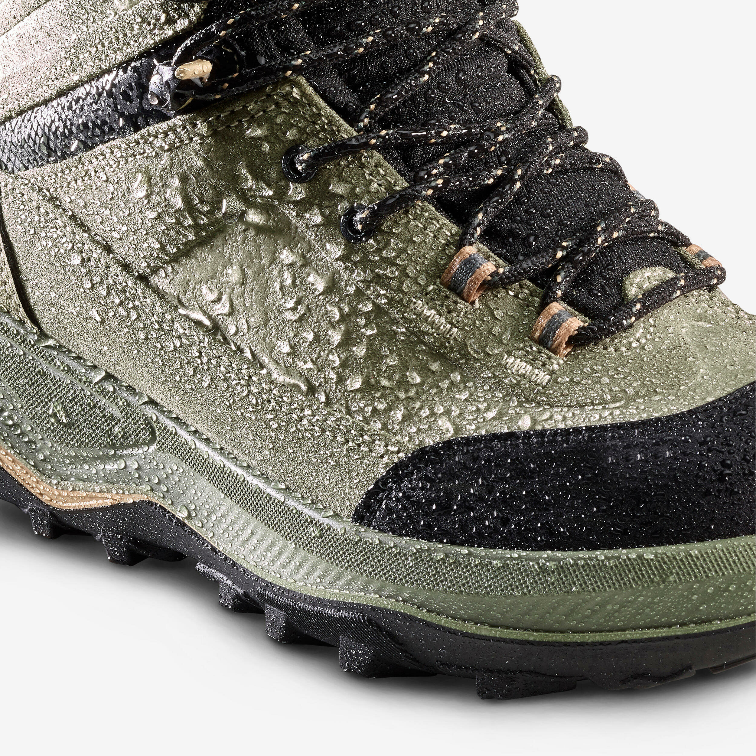 Tomaia in cuoio kaki della Quechua MT100 coperta di gocce dacqua, con parapietre nero