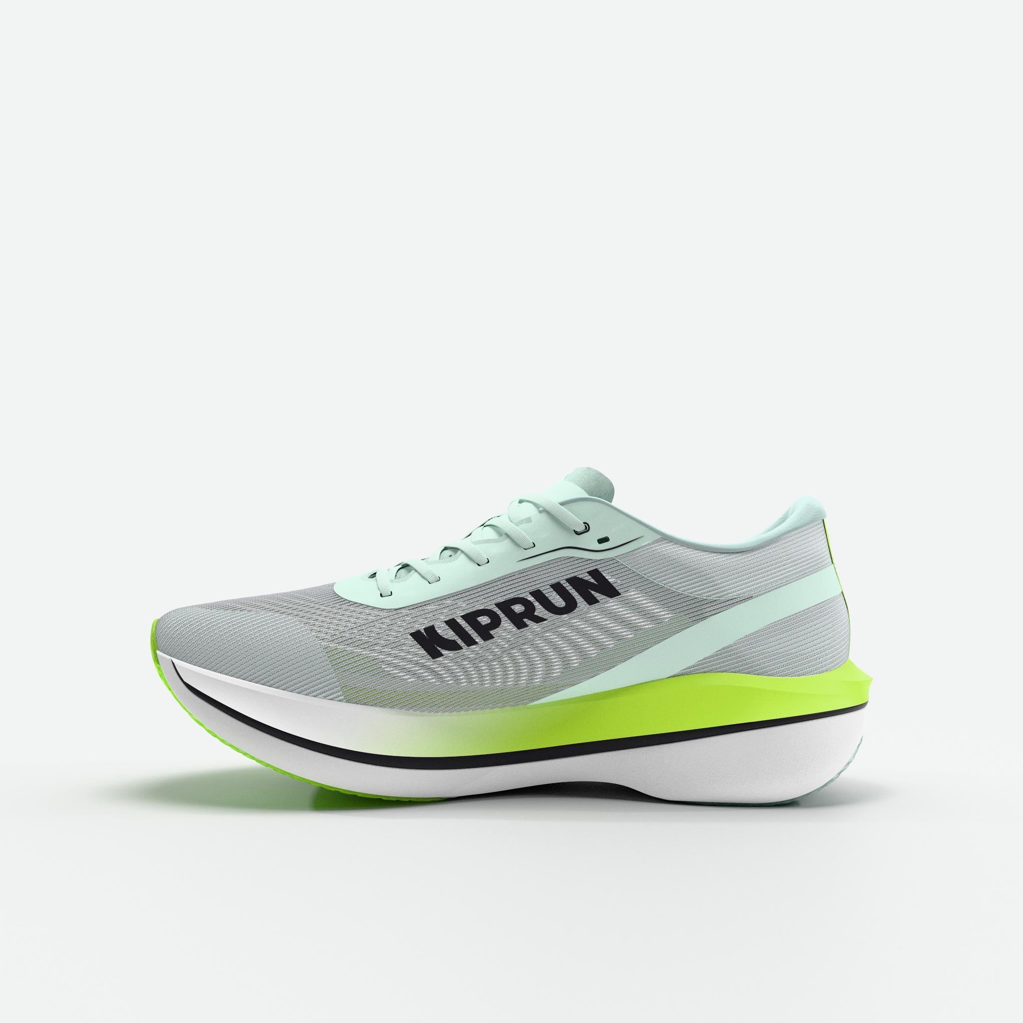 Scarpa Kiprun Kipstorm Challenger vista dal lato interno con la scritta Kiprun sulla tomaia