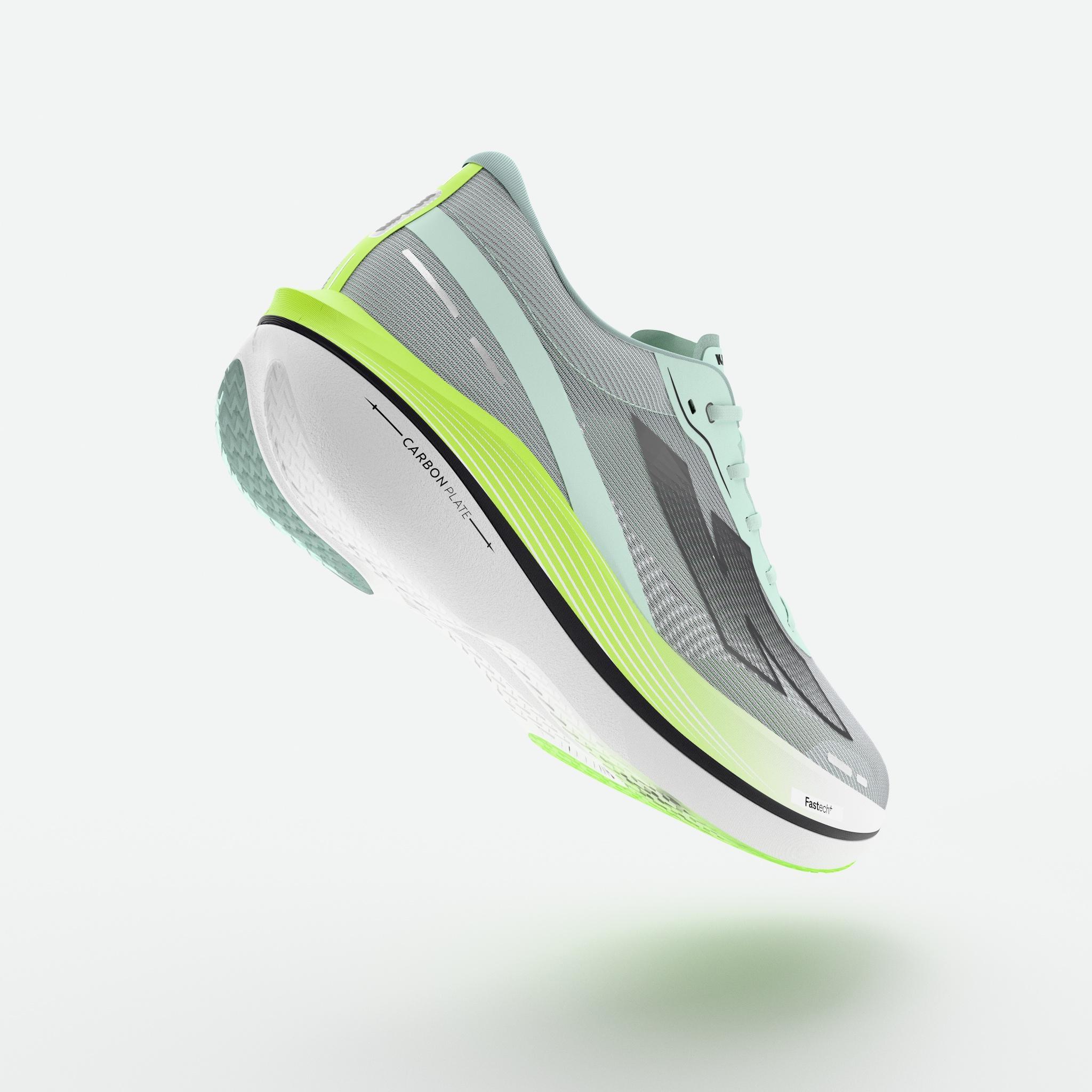 Kiprun Kipstorm Challenger sospesa in aria vista dal tallone con la scritta carbon plate