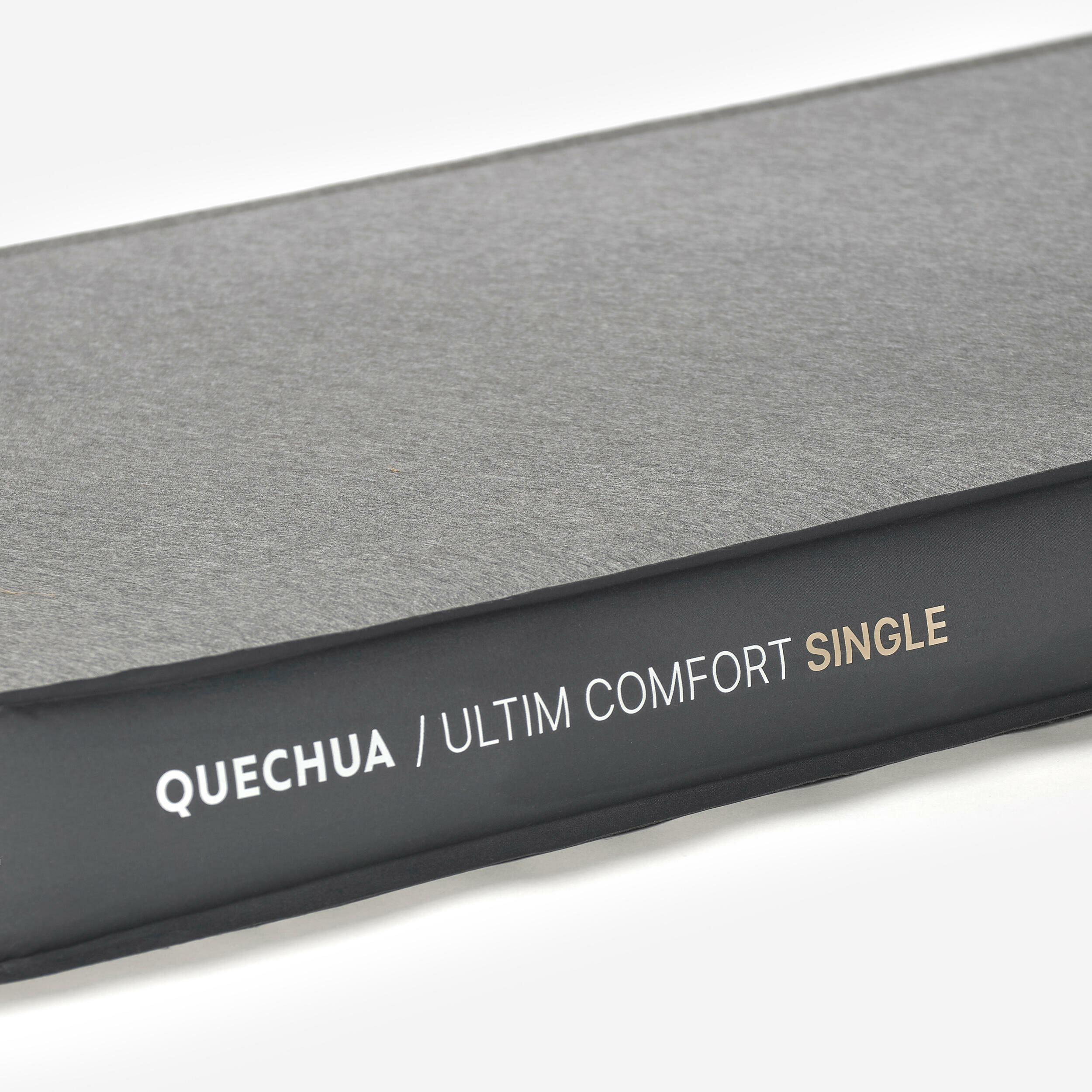 Bordo laterale spesso del materassino Quechua con la scritta Ultim Comfort Single