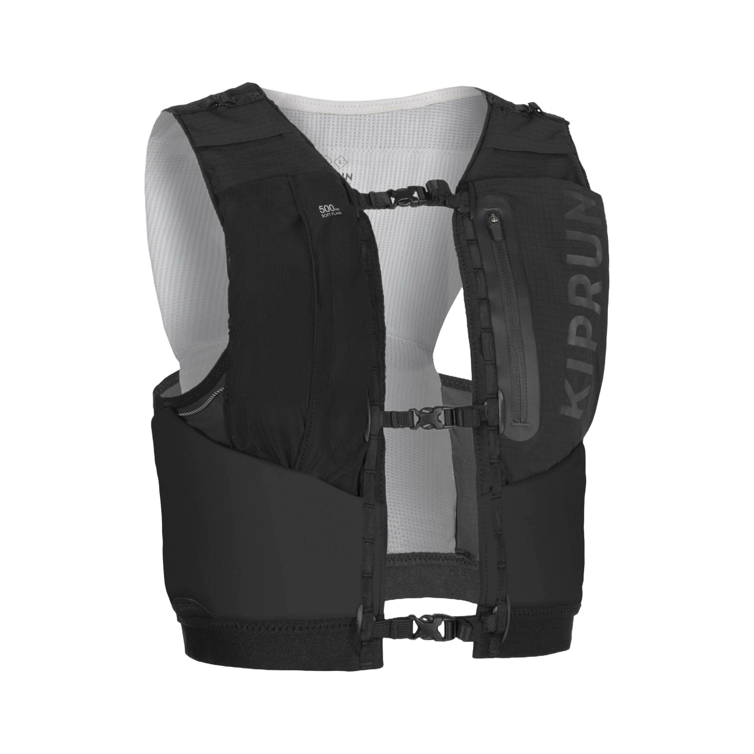 Gilet da trail Kiprun 900 Race nero visto davanti con le tasche frontali e le cinghie sul petto