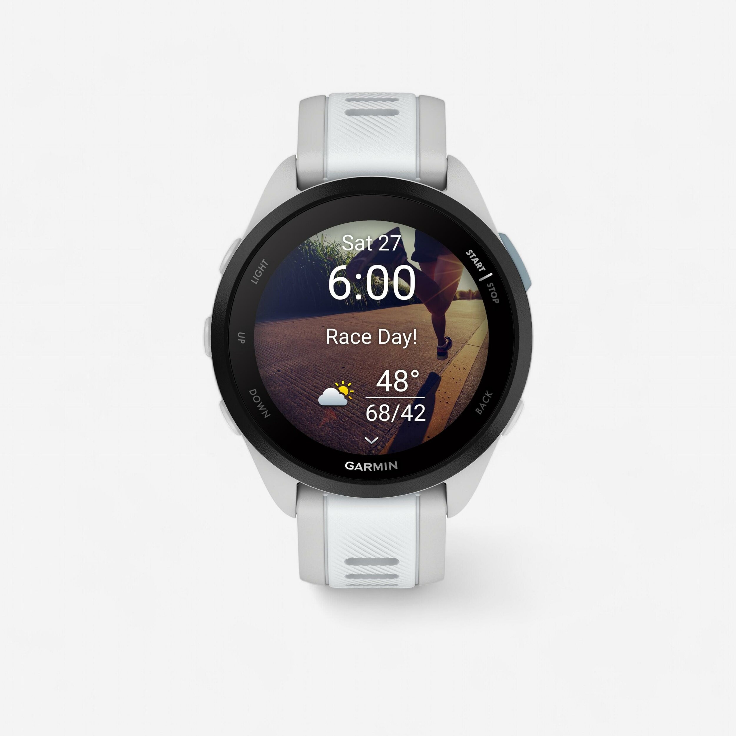 Garmin Forerunner 165 con cinturino bianco e schermo che mostra ora, meteo e il giorno di gara