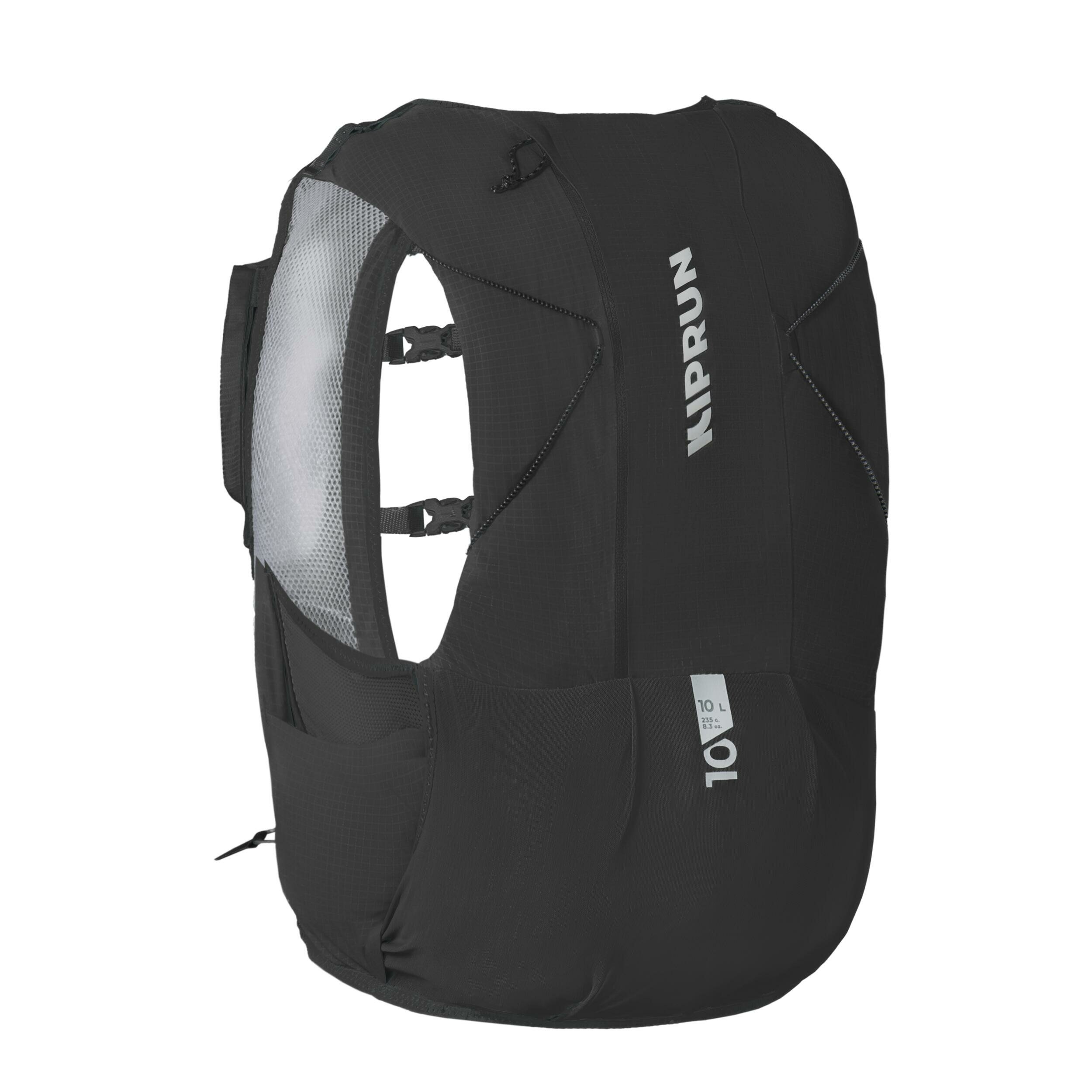 Zaino da trail Kiprun 900 10 l nero visto da dietro con la scritta Kiprun e la tasca dorsale