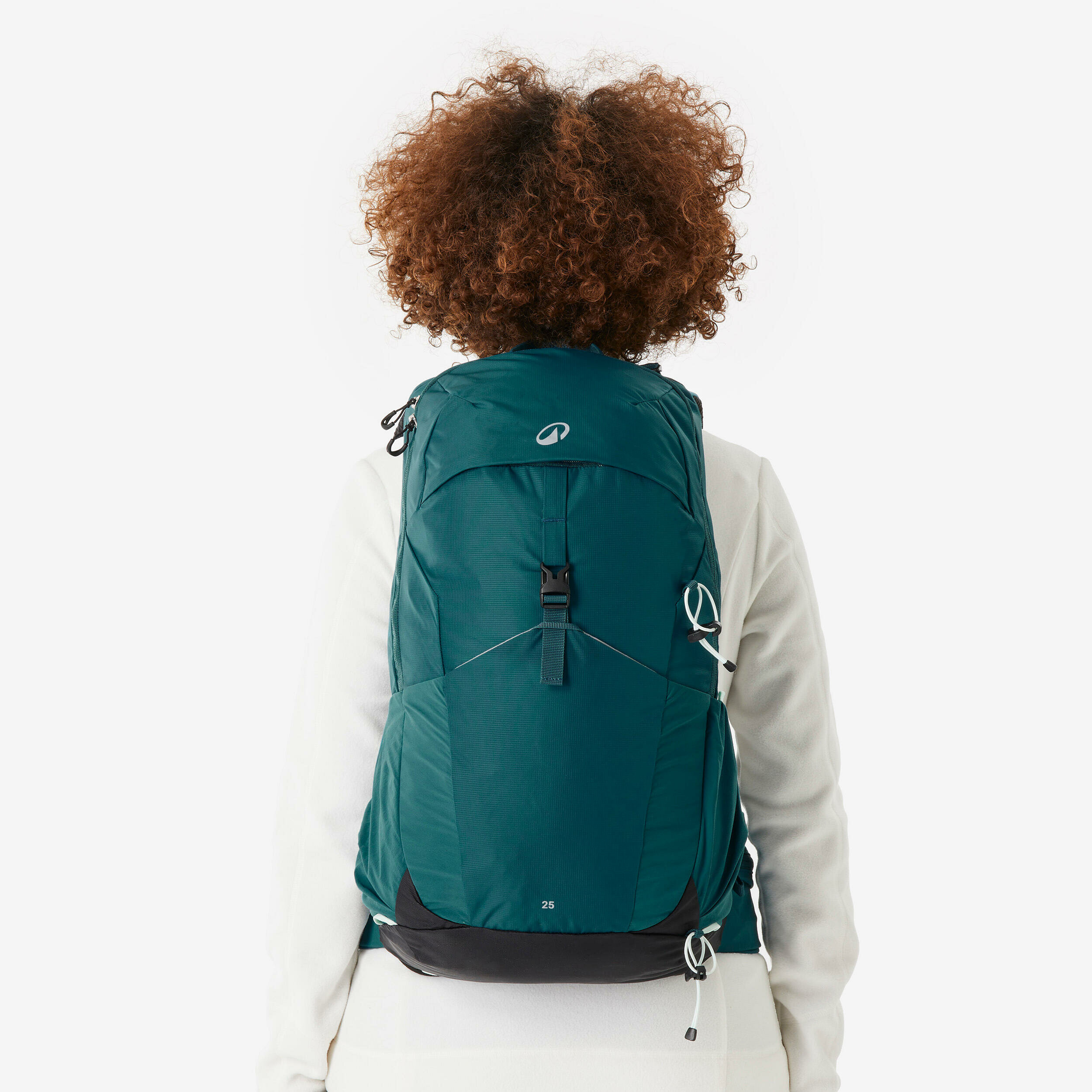 Escursionista vista di spalle con lo zaino Quechua MH500 25 l verde petrolio indossato