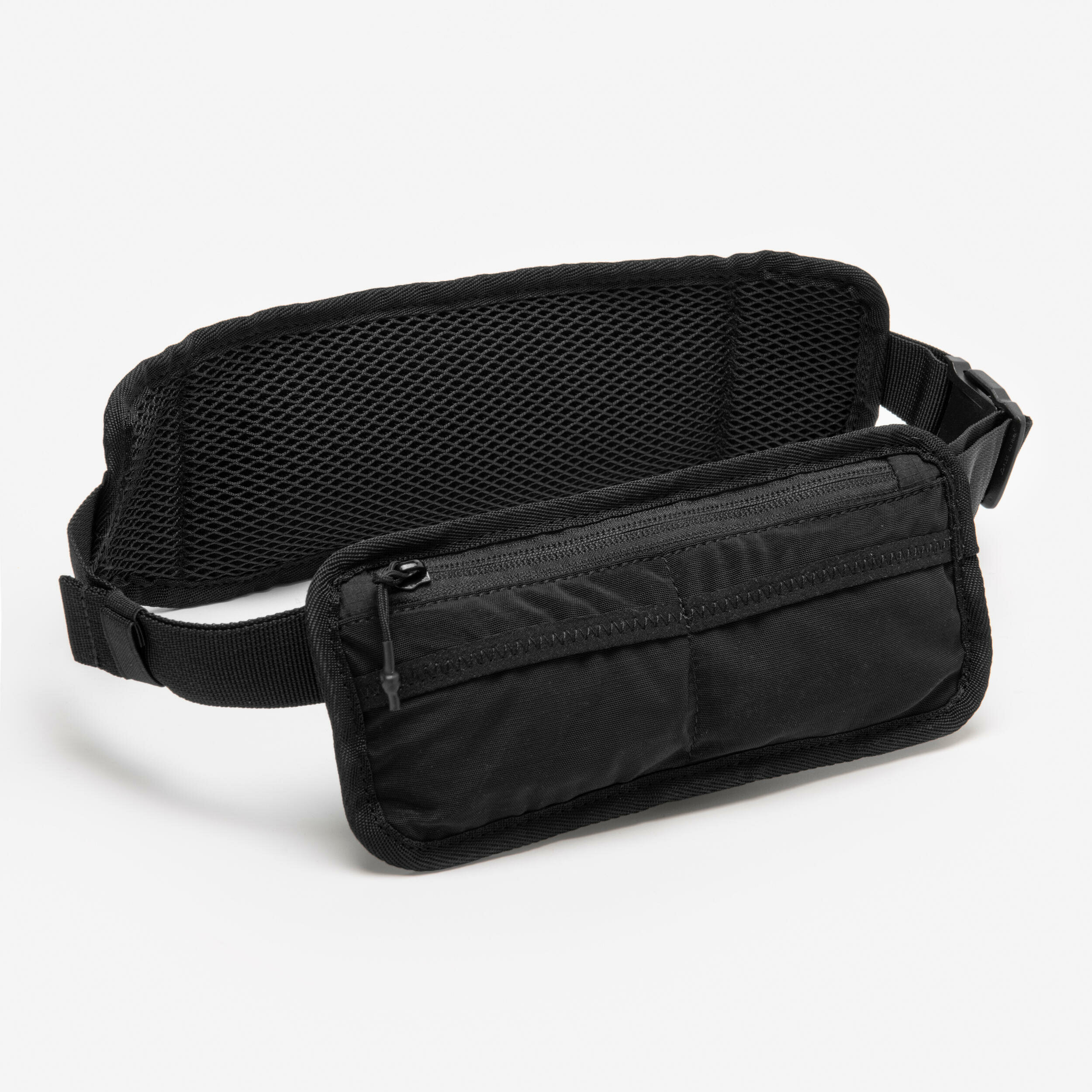 Cintura Kiprun modulabile nera vista di lato con la tasca piatta a zip e il retro in rete