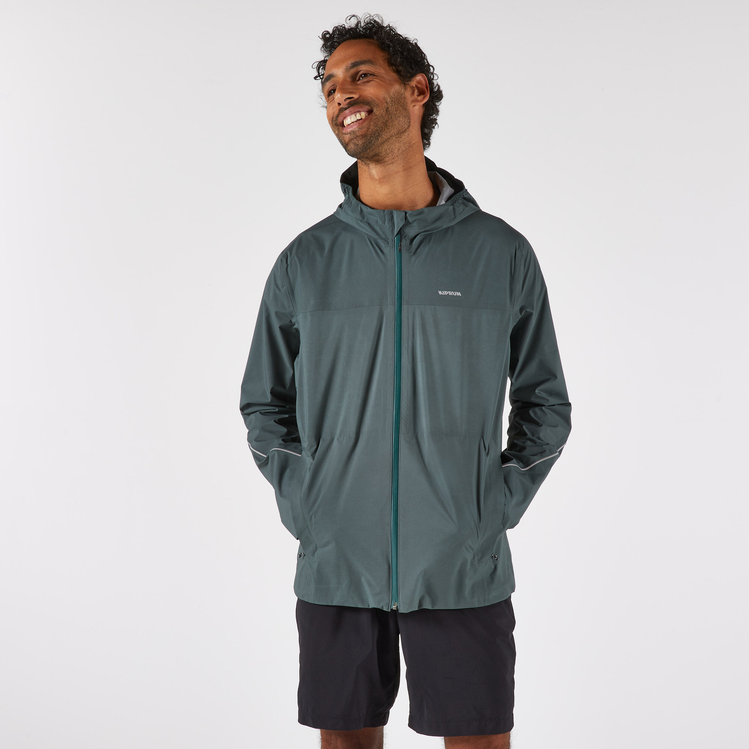 Uomo con la giacca impermeabile Kiprun Run Flow verde militare chiusa, vista di fronte