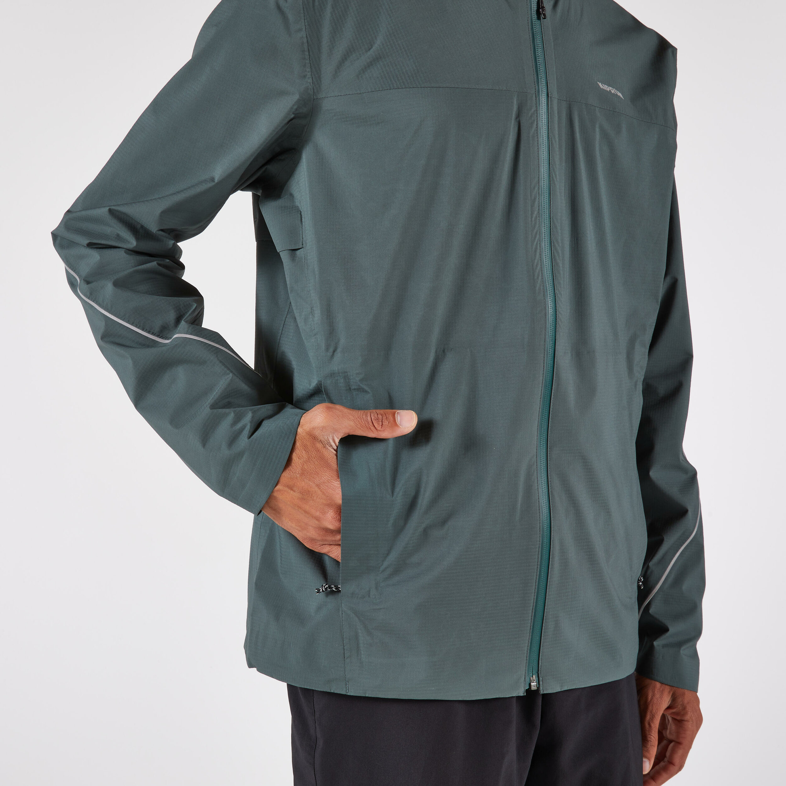 Mano nella tasca laterale con zip della giacca impermeabile Kiprun Run Flow