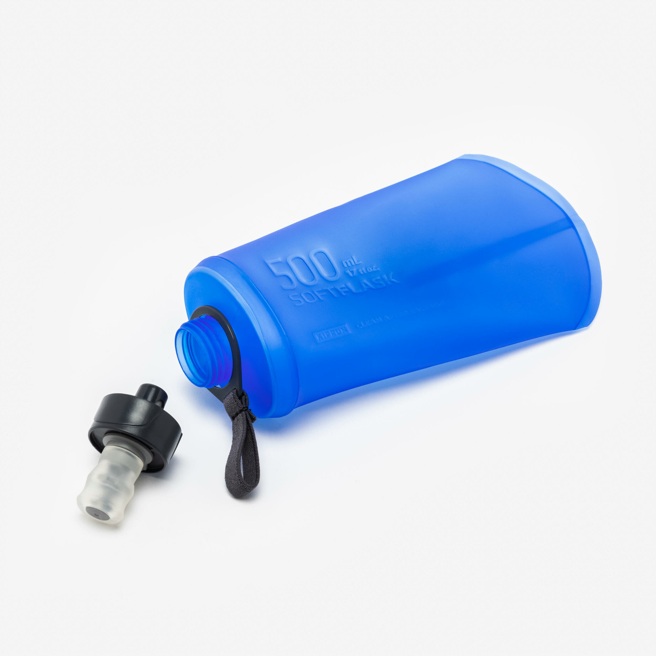 Soft flask Kiprun 500 ml blu distesa con il tappo e la pipetta svitati accanto