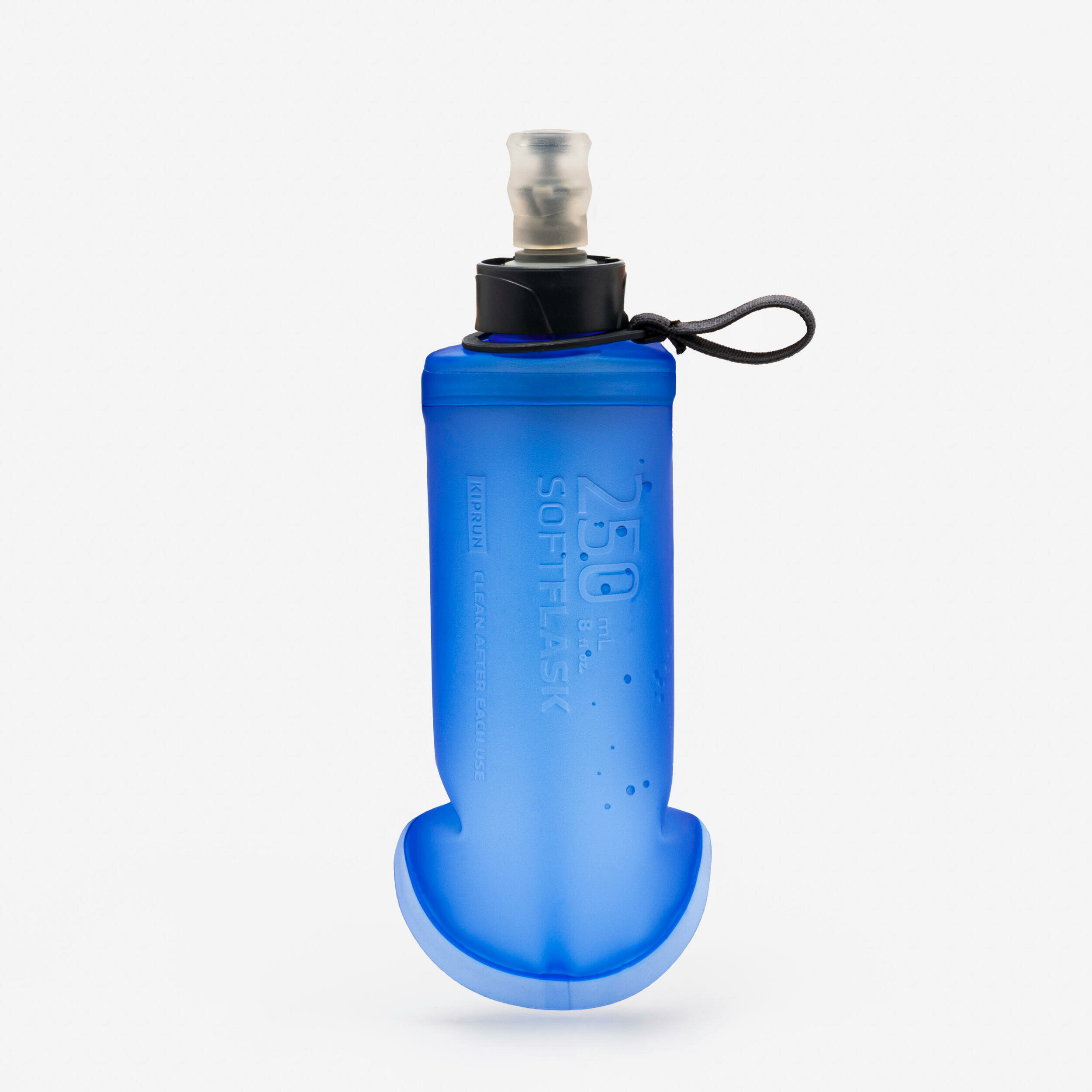 Soft flask Kiprun da 250 ml blu in piedi con pipetta trasparente e anello elastico