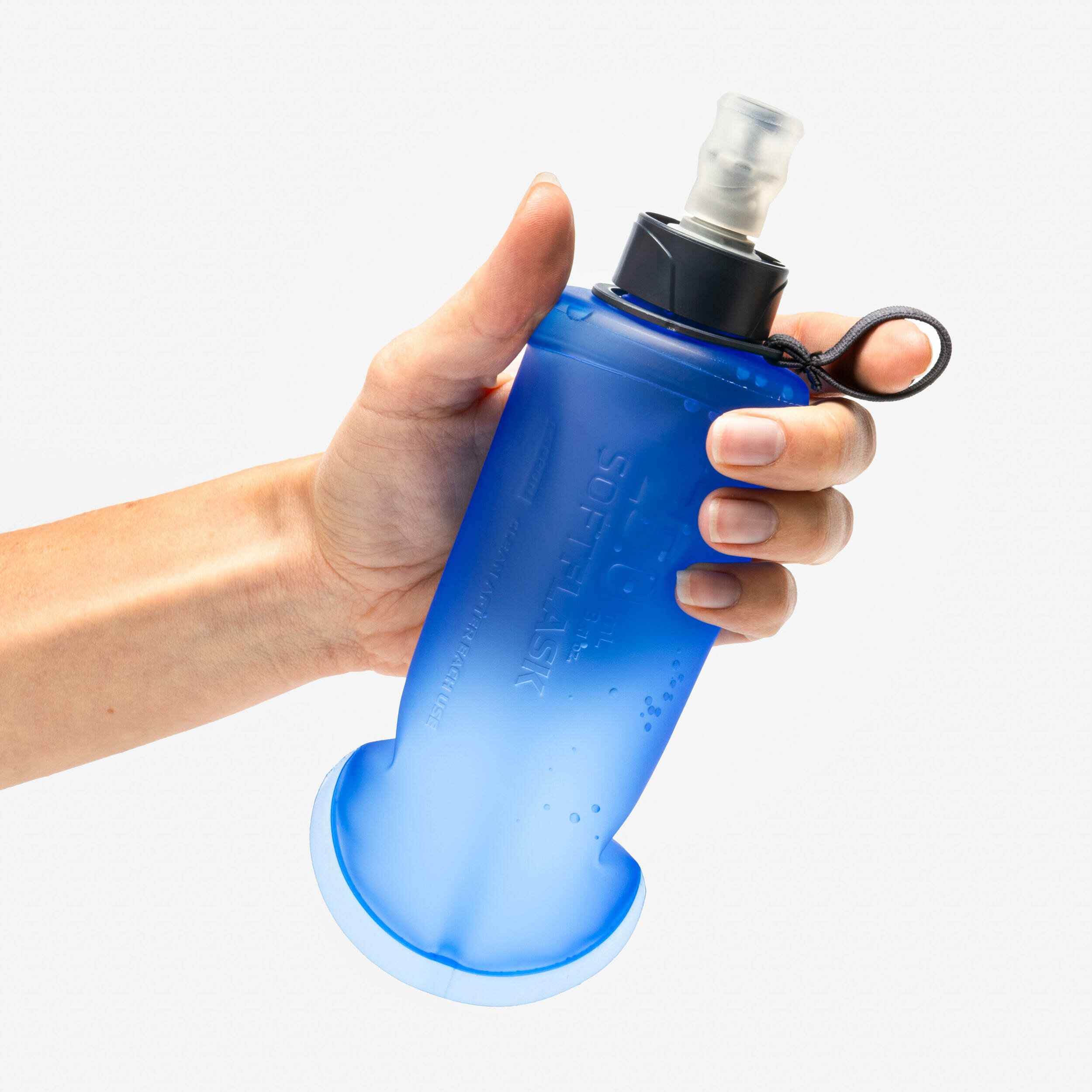 Mano che stringe la soft flask Kiprun 250 ml con le dita nellanello elastico